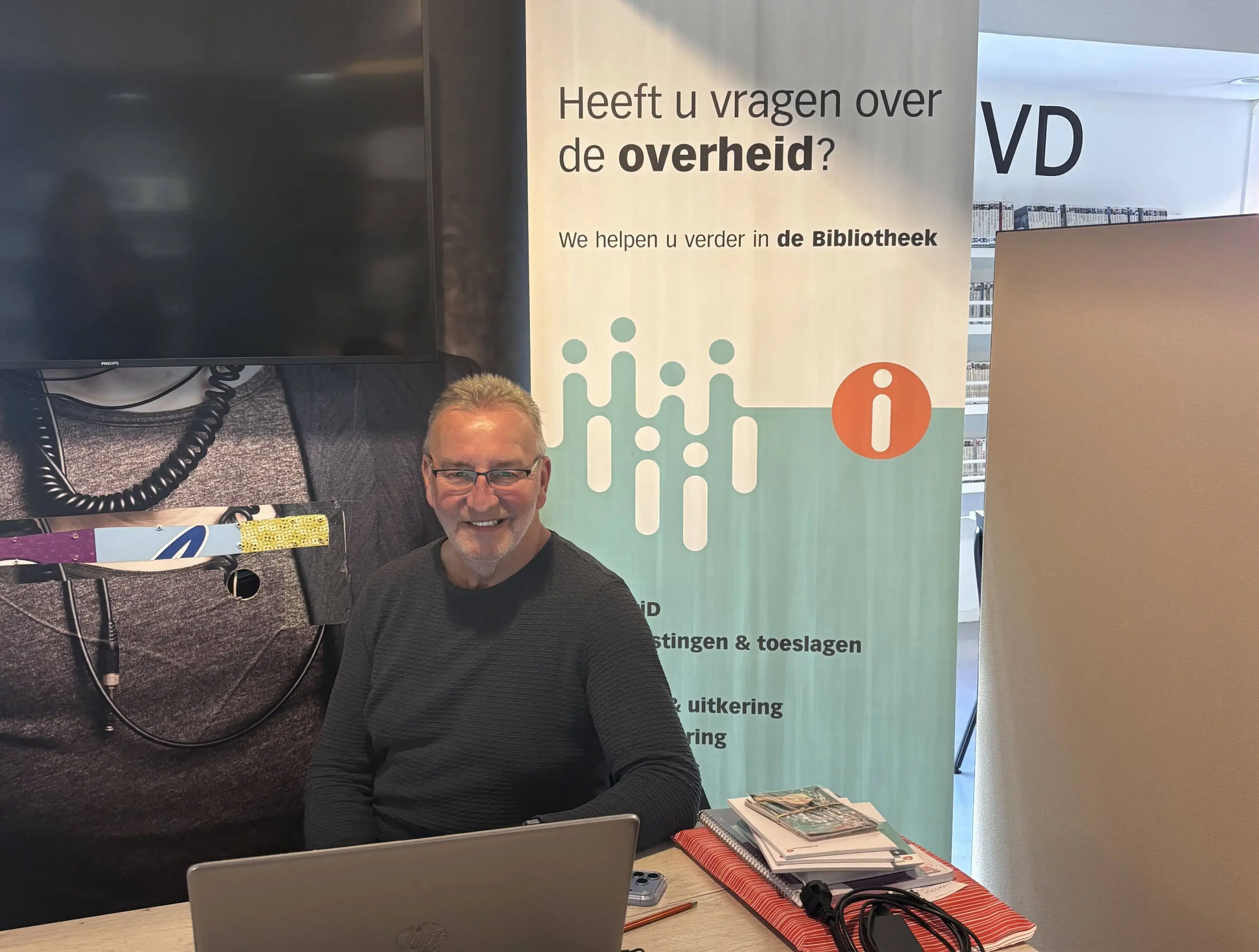 Vrijwilliger Knud zit elke donderdagochtend klaar bij het IDO in Bibliotheek Marienburg. Foto OBGZ