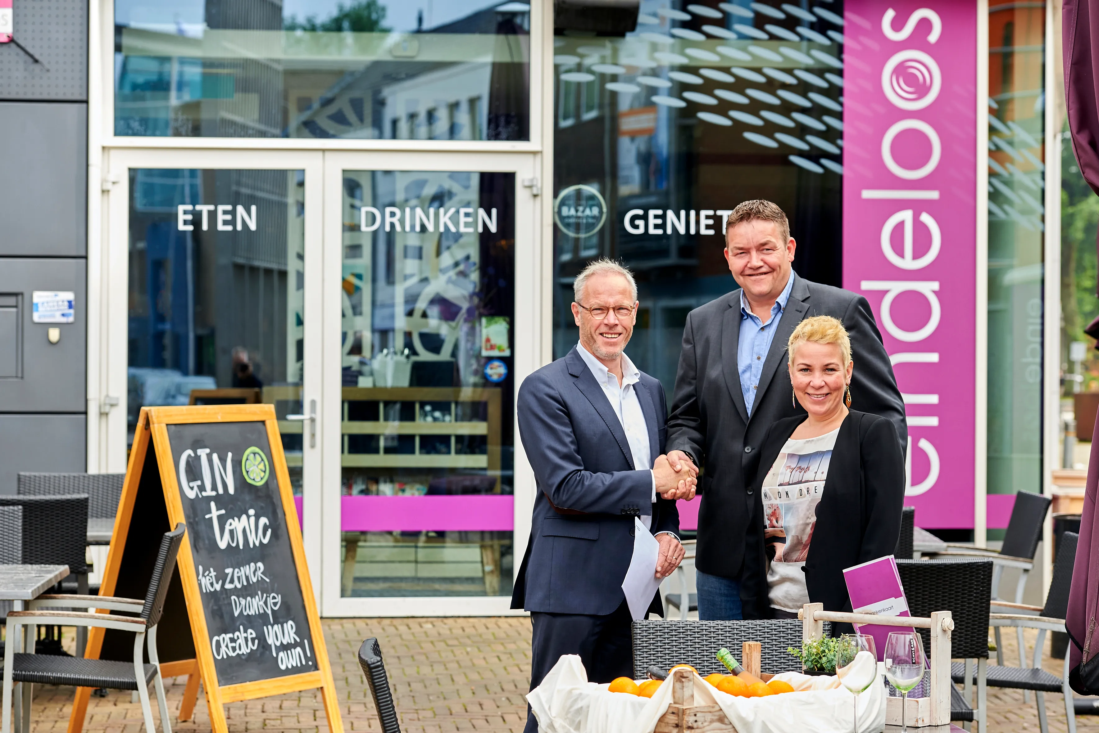 160616 wethouder hans wijnants feliciteert de eigenaren van eindeloos john en ilse van beek