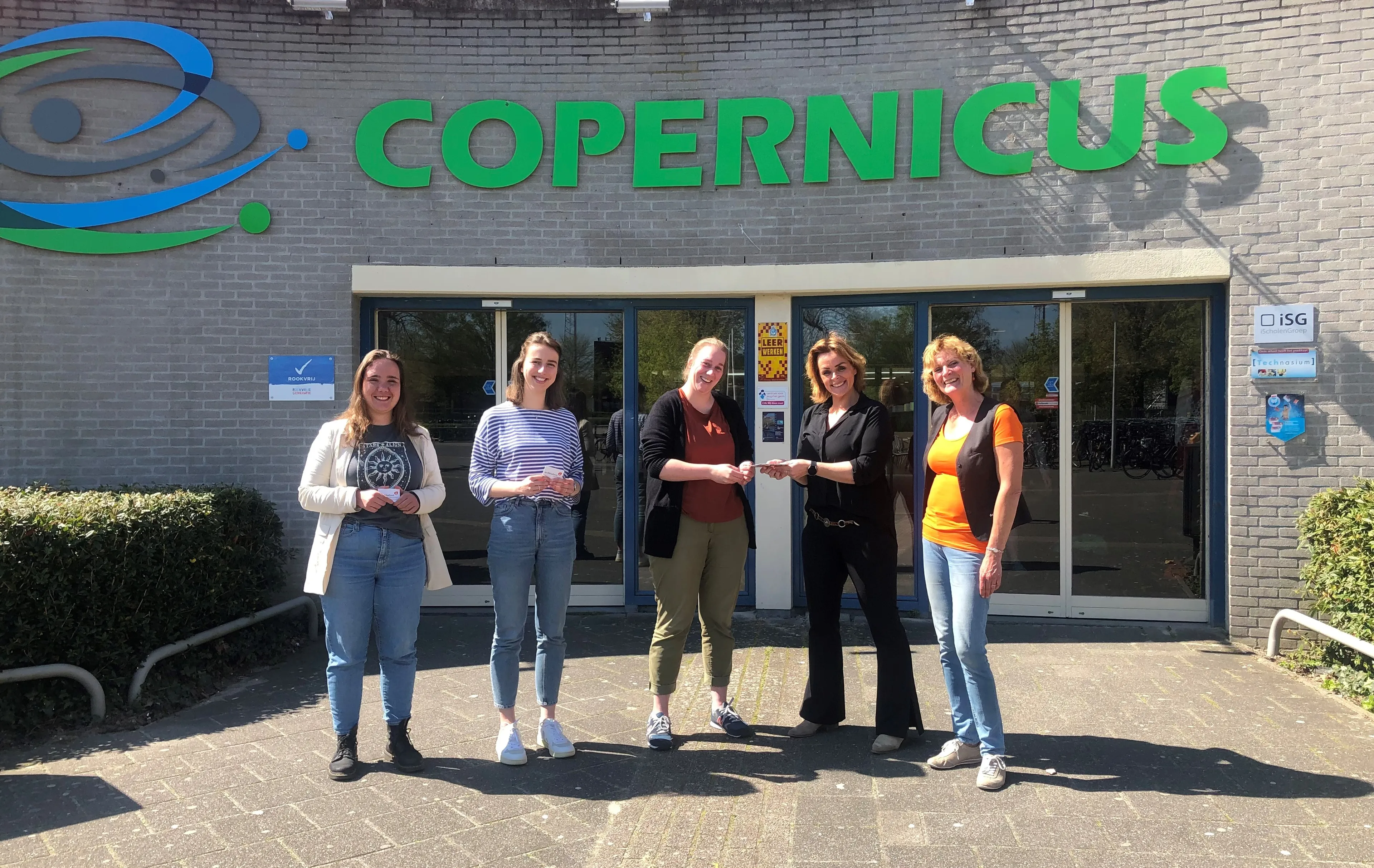 220429 overhandiging passen aan docenten almere college dronten locatie copernicus