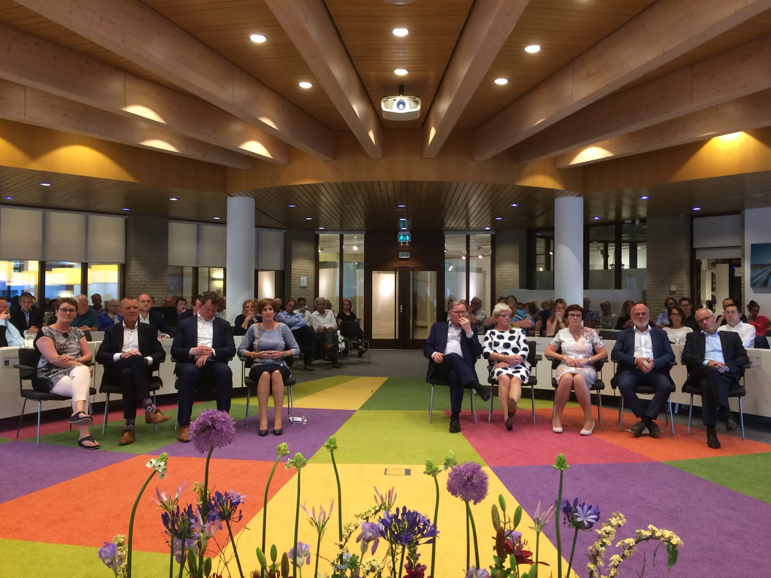 afscheid wethouders hennie bogaards 4e vl henk suelmann 5e vl en andries poppe 2e vr foto raadnop
