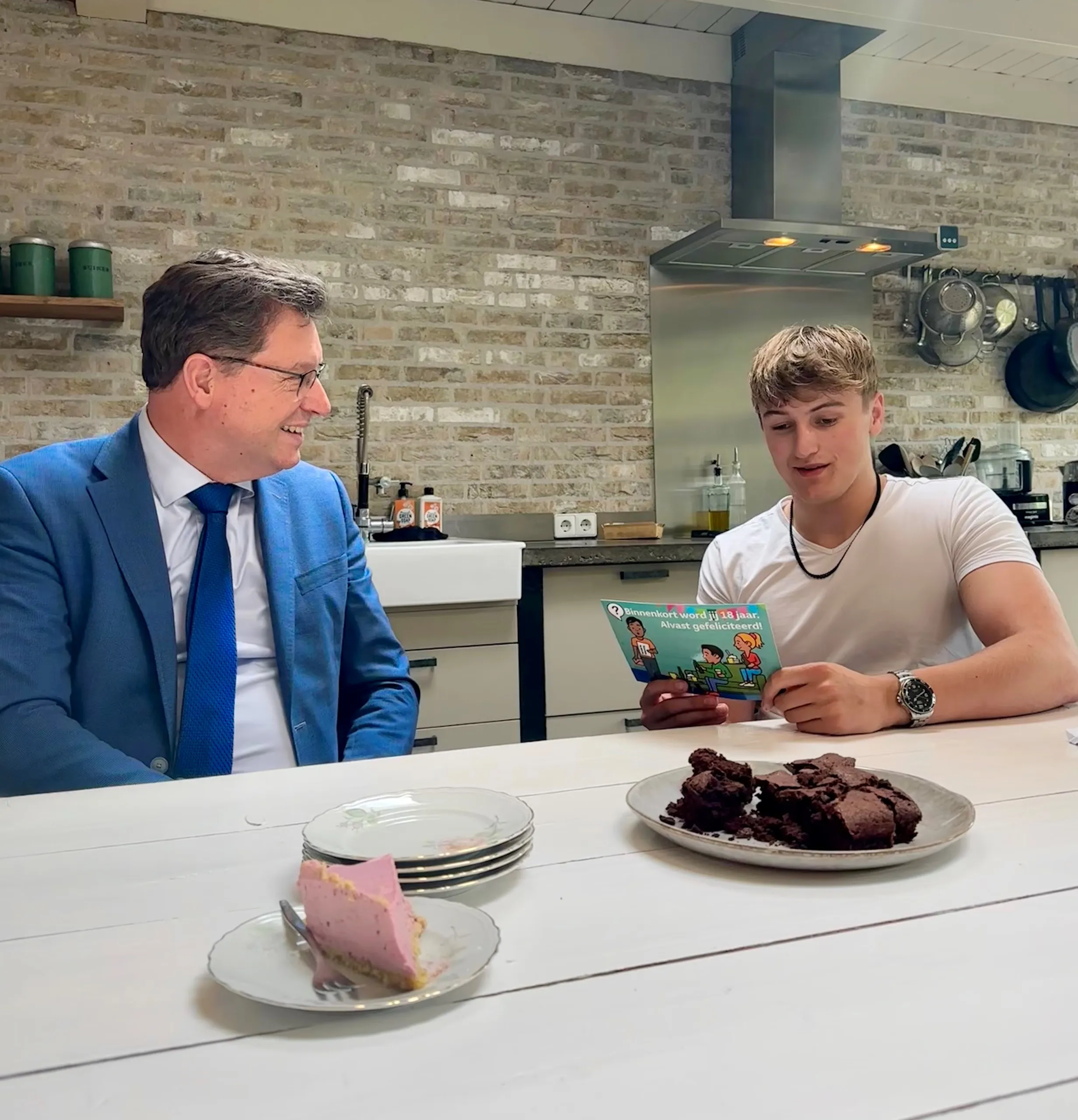 burgemeester roger de groot brengt bezoek aan bijna 18 jarige