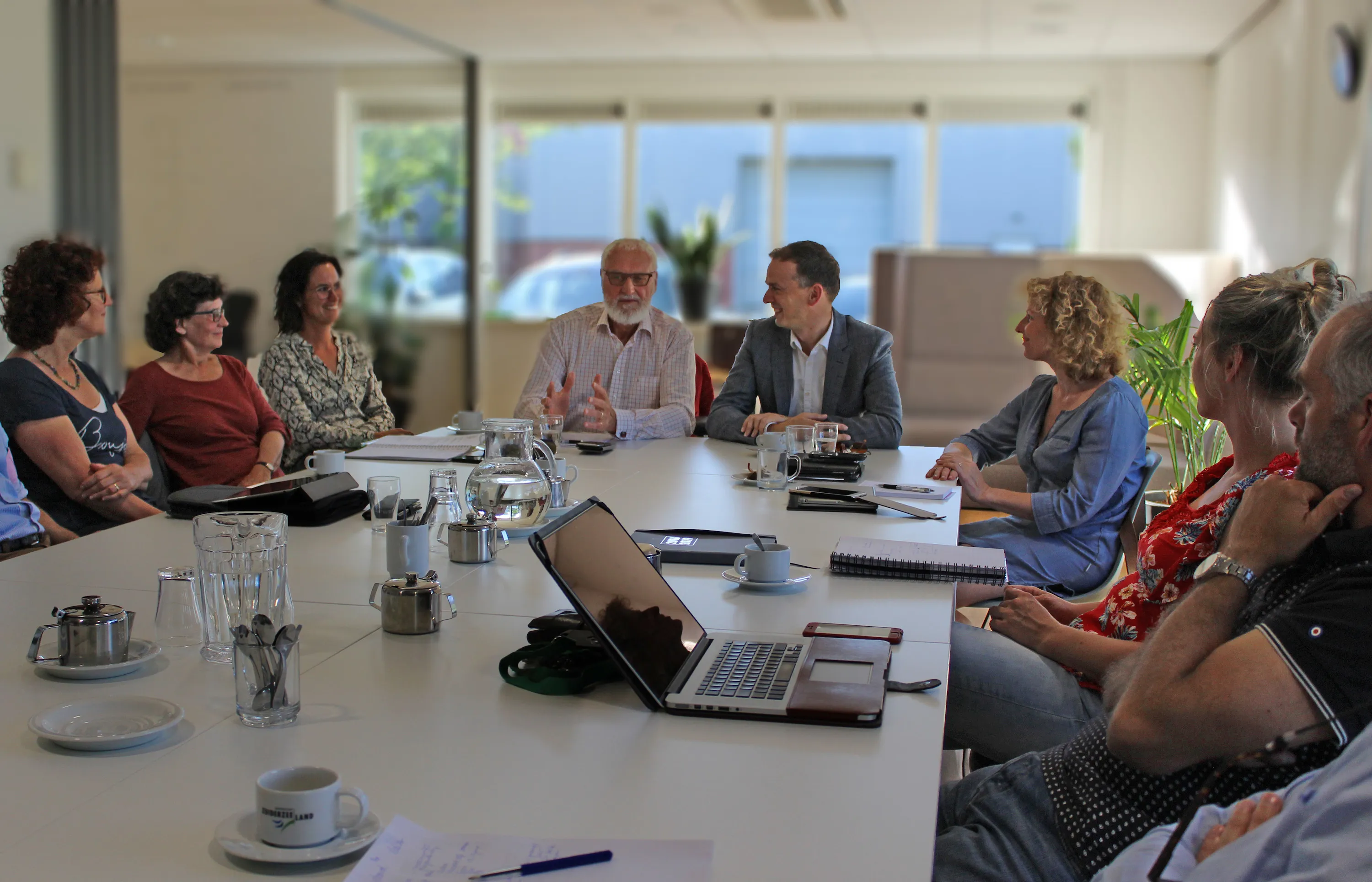 foto 2 wethouder anjo simonse midden met colbert maakt kennis met pvdt mhpublicatiesnl kopie