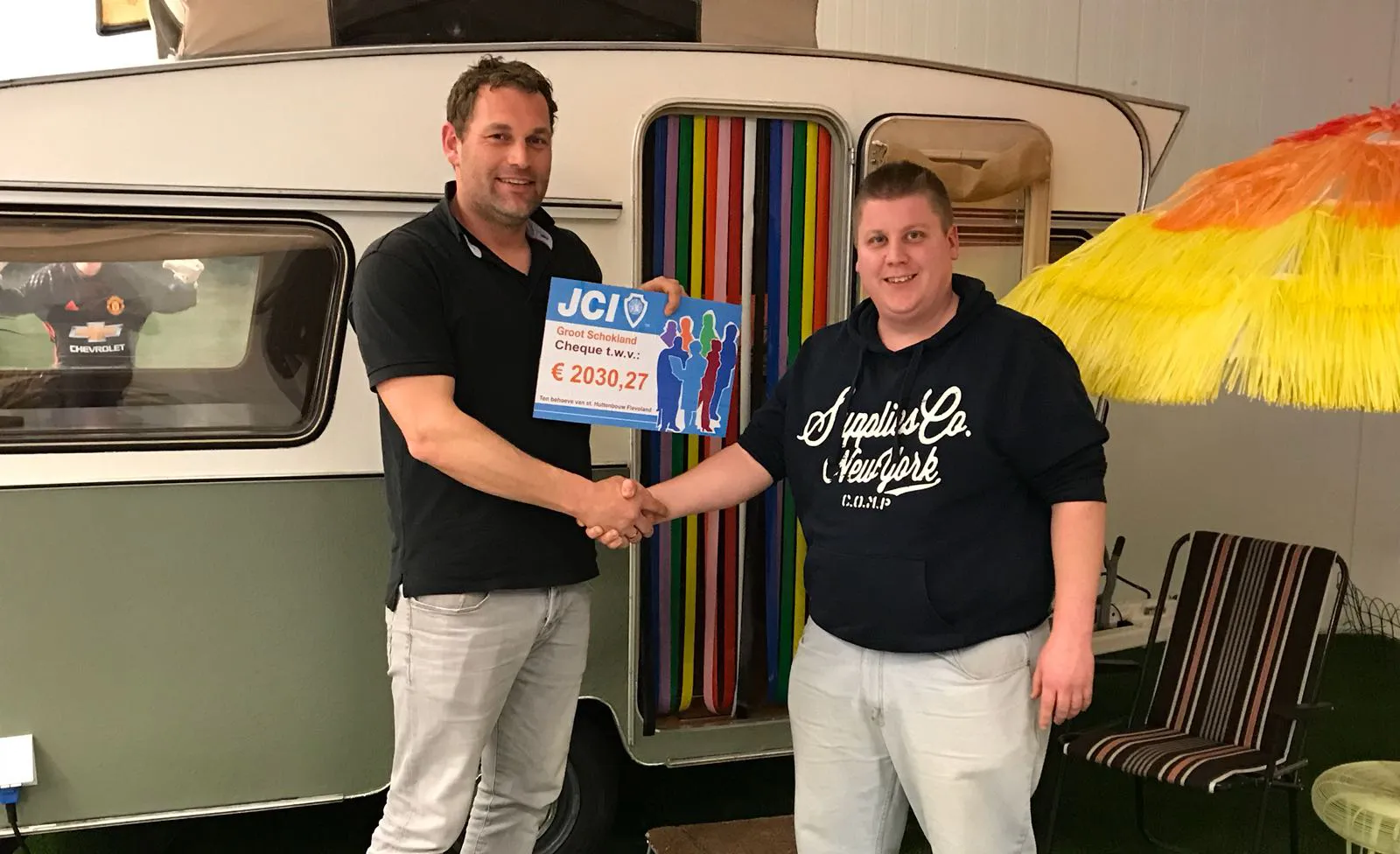 jci groot schokland doneert aan huttenbouwweek