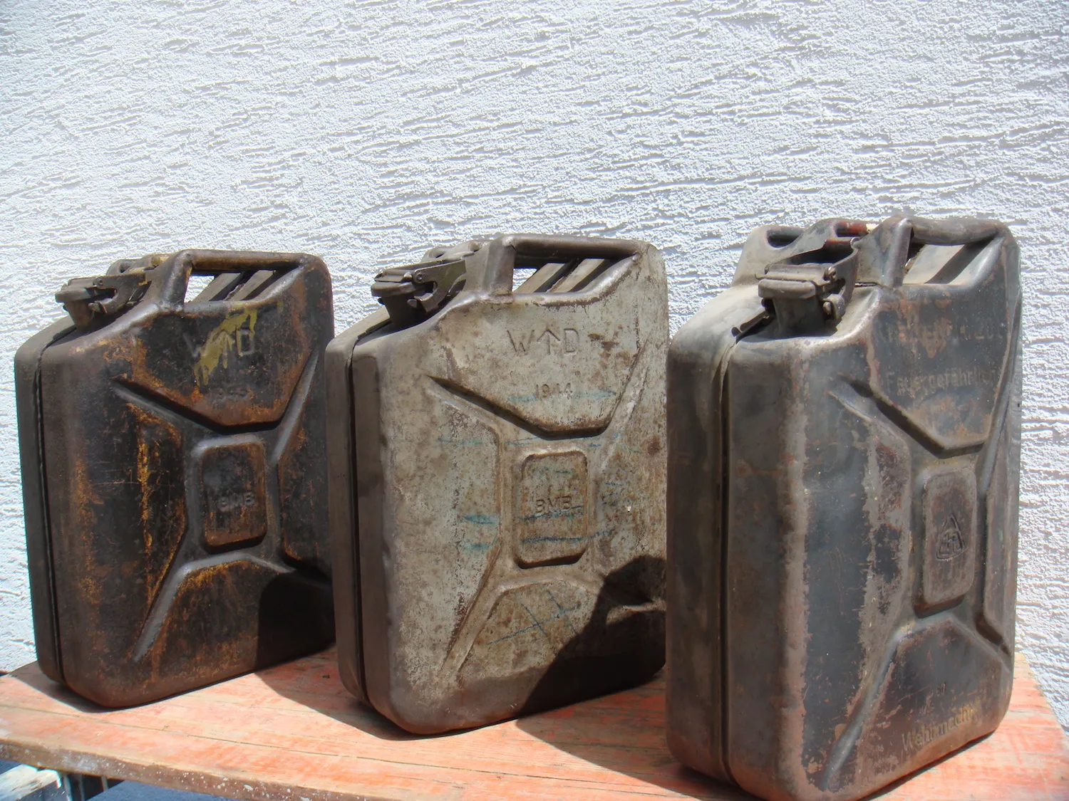 jerrycans cc by commonswikimedia