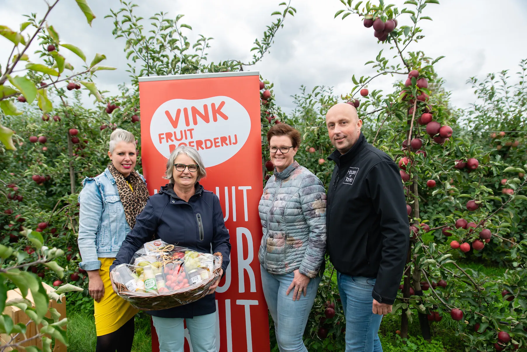 klein prijswinnaar appeltaartwedstrijd met jury fotorien 5269 kopie