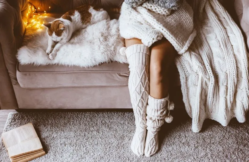 koud buiten geniet van warme voetjes binnen