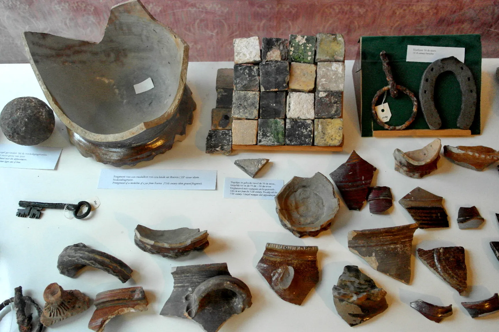 middeleeuwse bodemvondsten kasteel van valkenburg archeologische collectie museum het land van valkenburg limburg