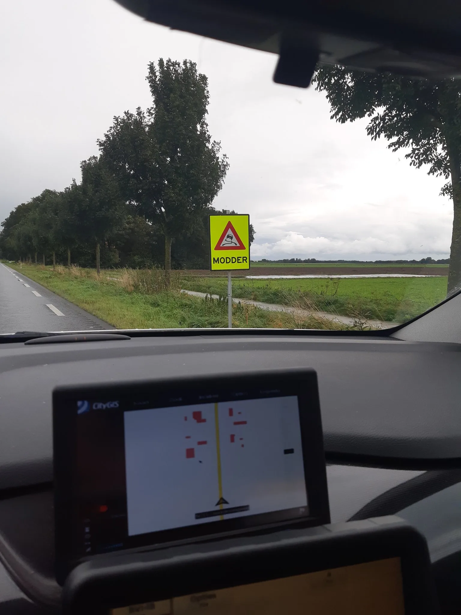 modder op de weg