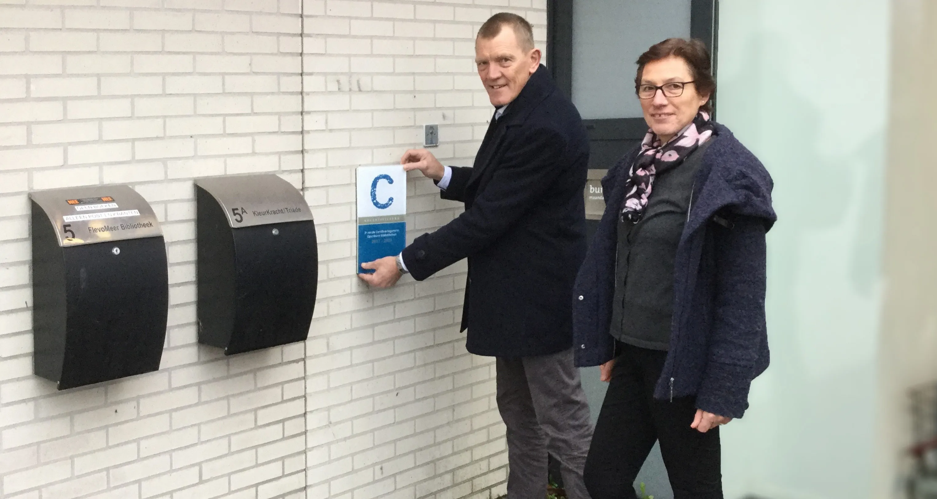 nop certificering wethouder plakt bordje e1513846781484