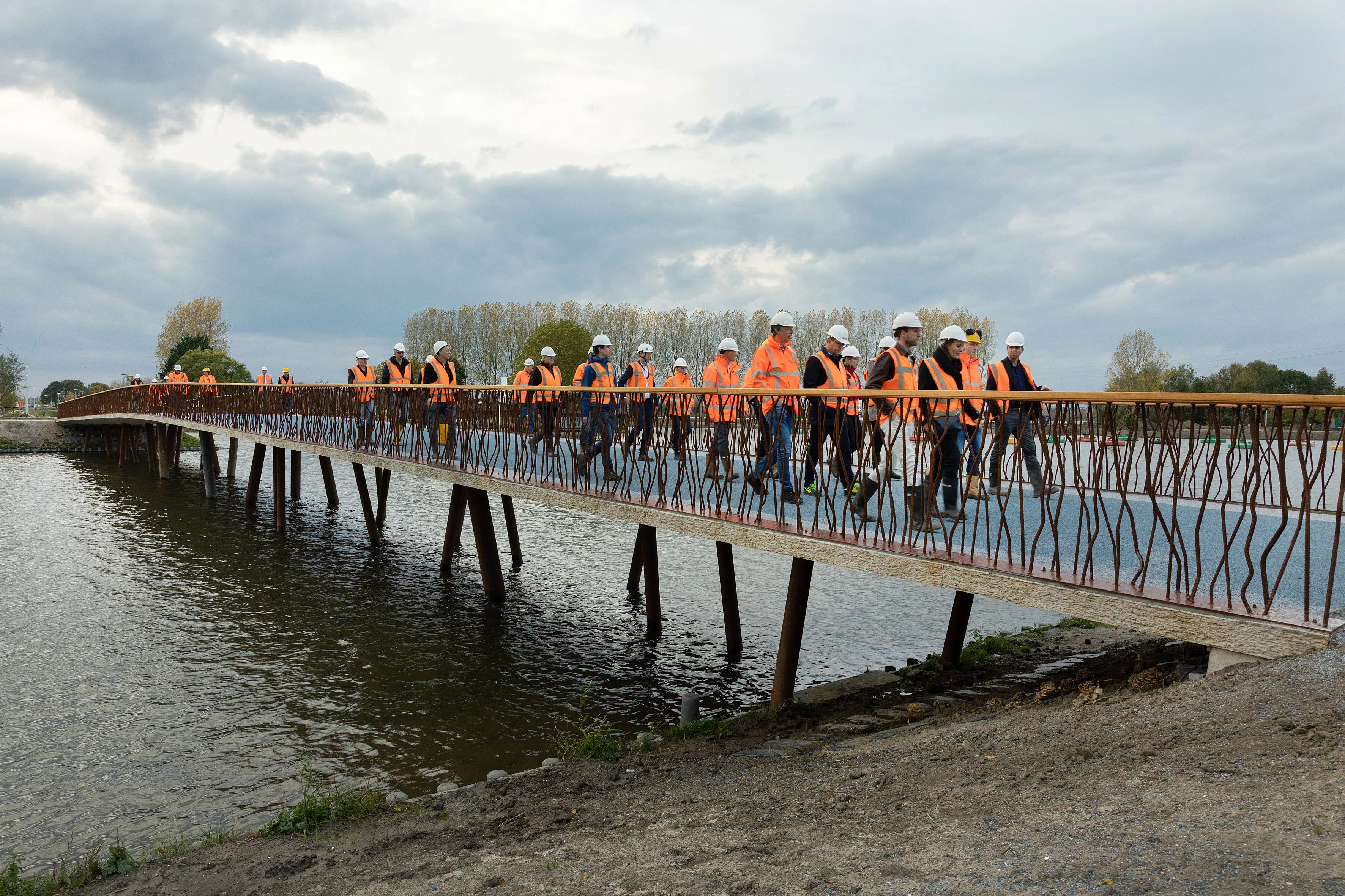 onthulling bruggen floriade lopend over brug fotostudio wierd