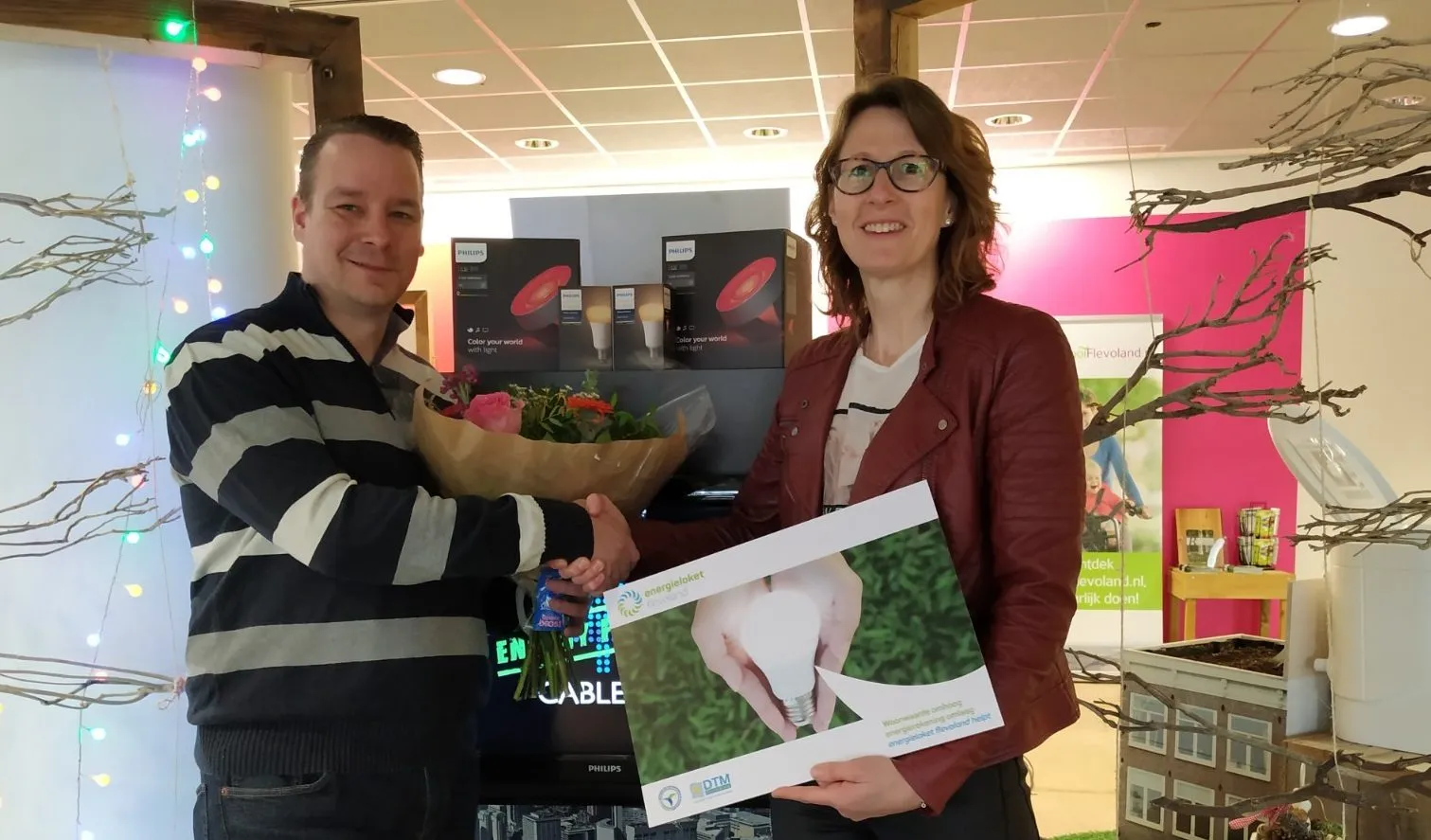persbericht winnaar led make over neemt prijs in ontvangst afbeelding e1551194179695
