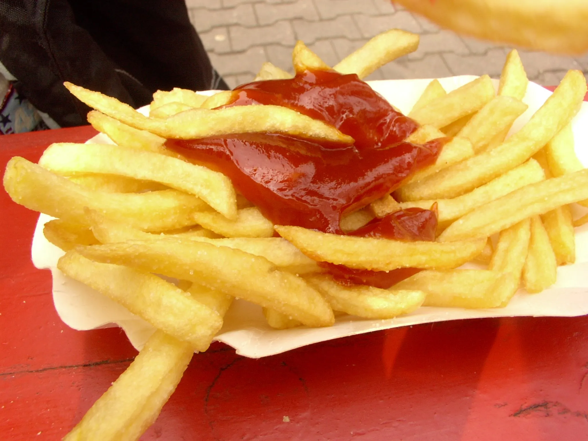 pommes frites ketchup cc by commonswikimediaorg