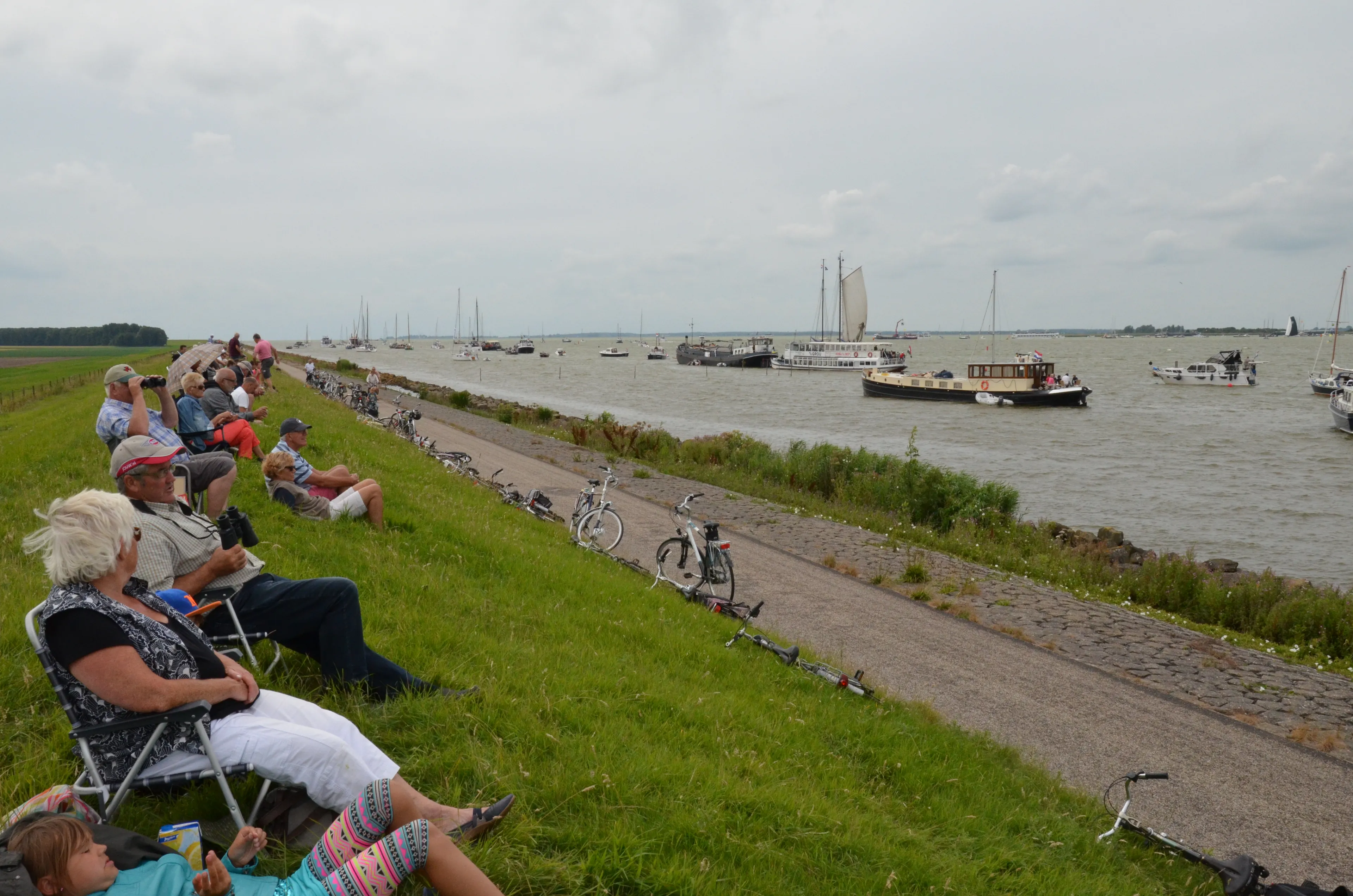 skutsjesilen kijken op de noordermeerdijk in de noordoostpolder 18