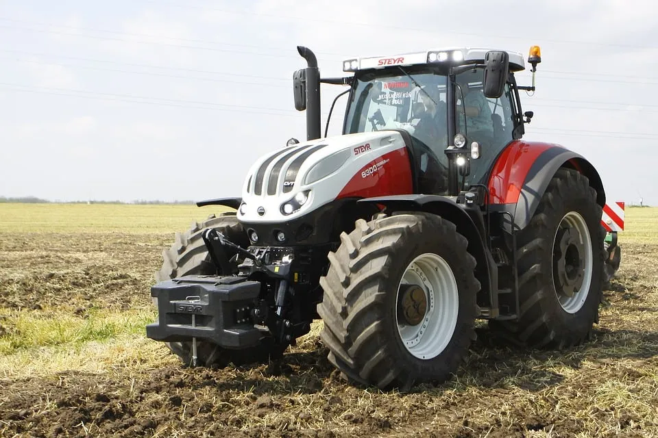 tractor trekker pixabaycom