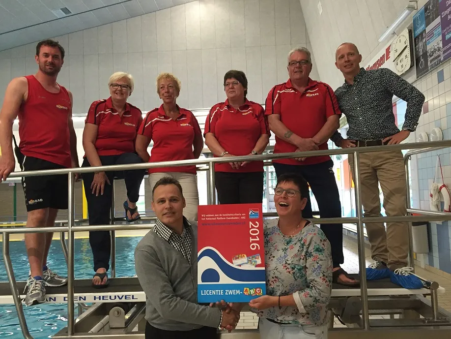 uitreiking licentie zwemabc aan bosbad emmeloord img 7471k