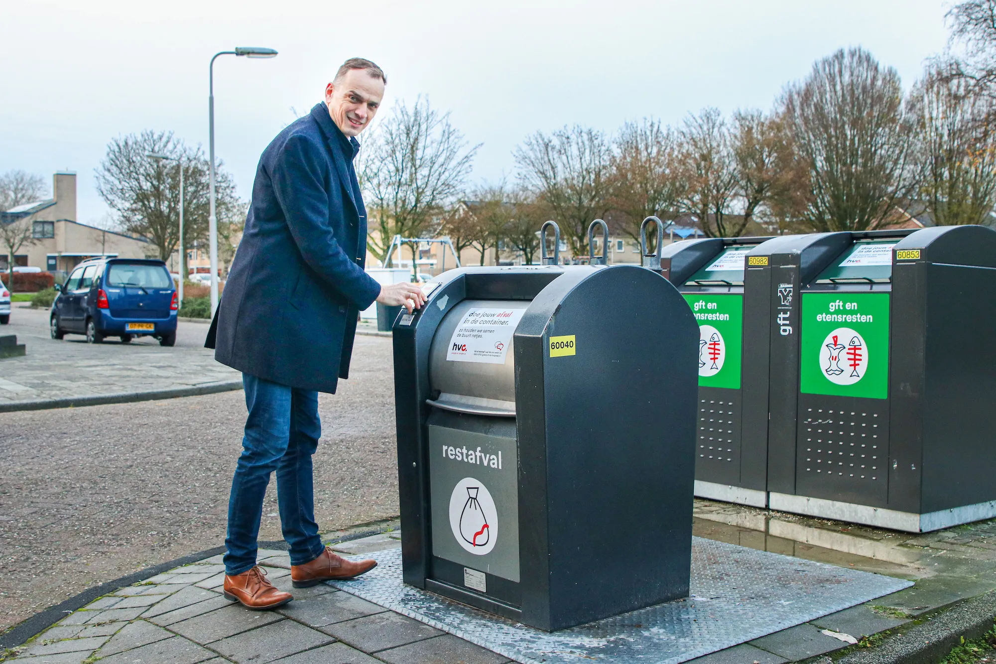 wethouder anjo simonse opent container met smartphone