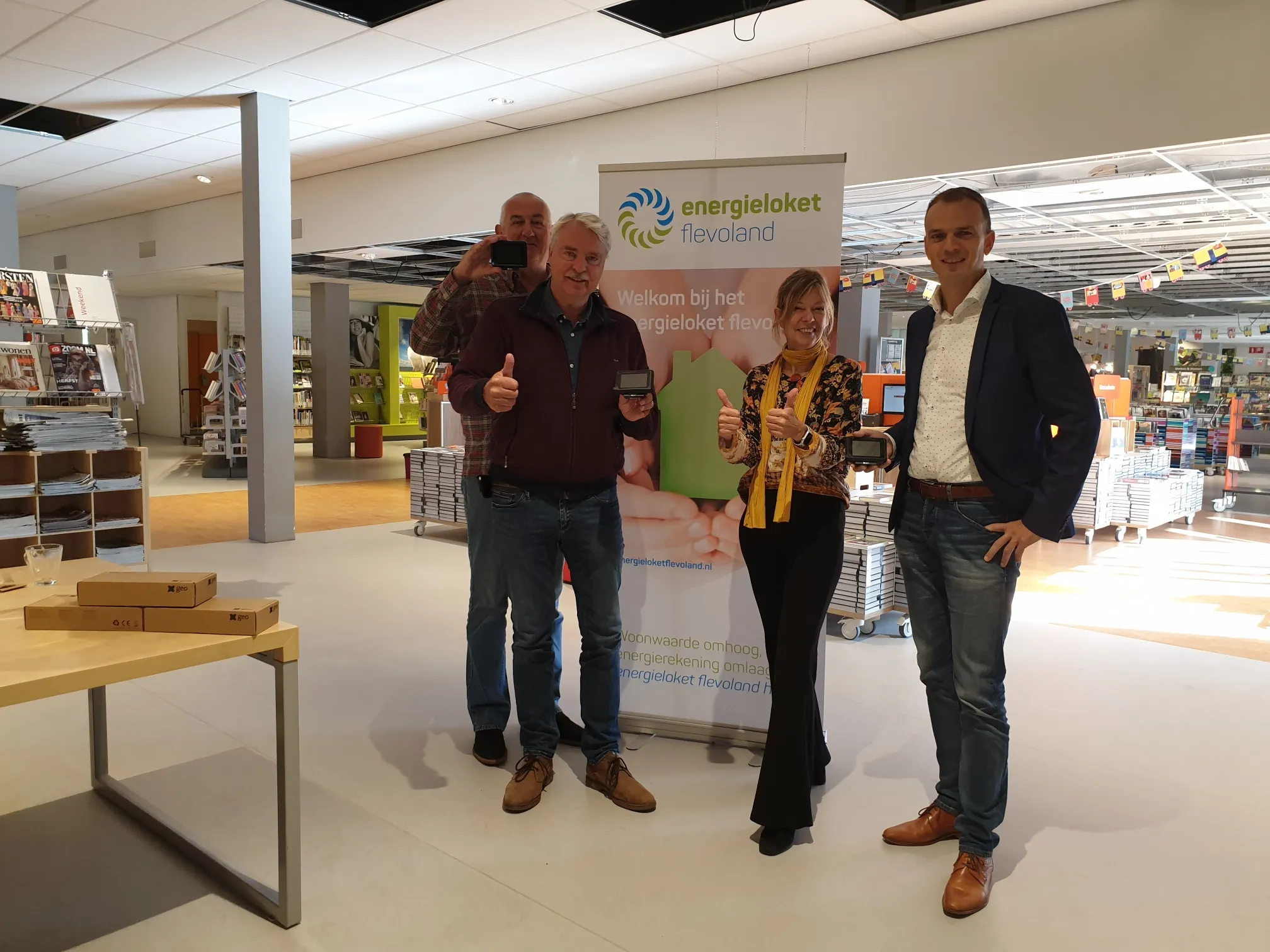 wethouder simonse en woning eigenaren ontvangen eerste energiemonitor