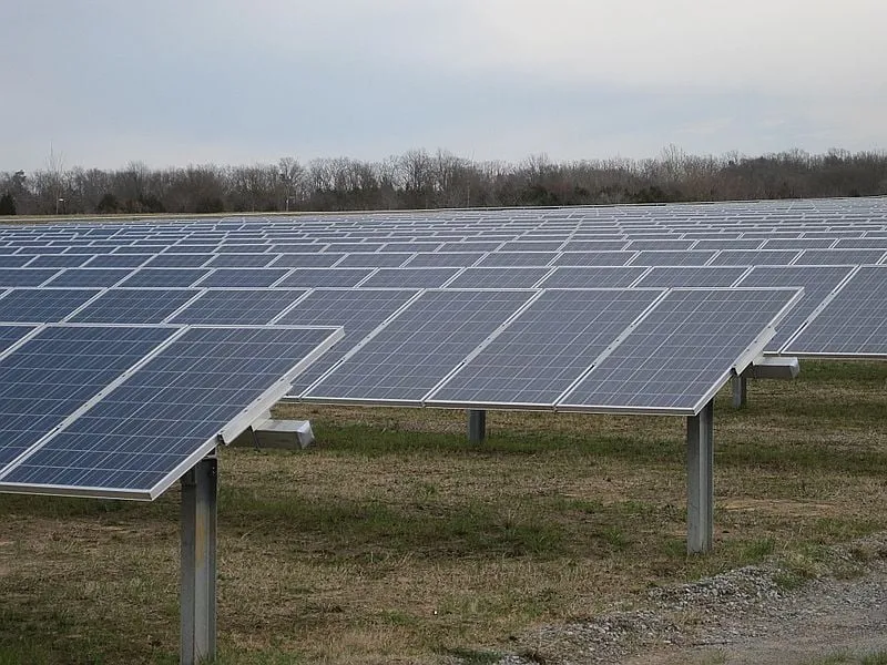 zonneweide solarfield cc by commons wikimedia