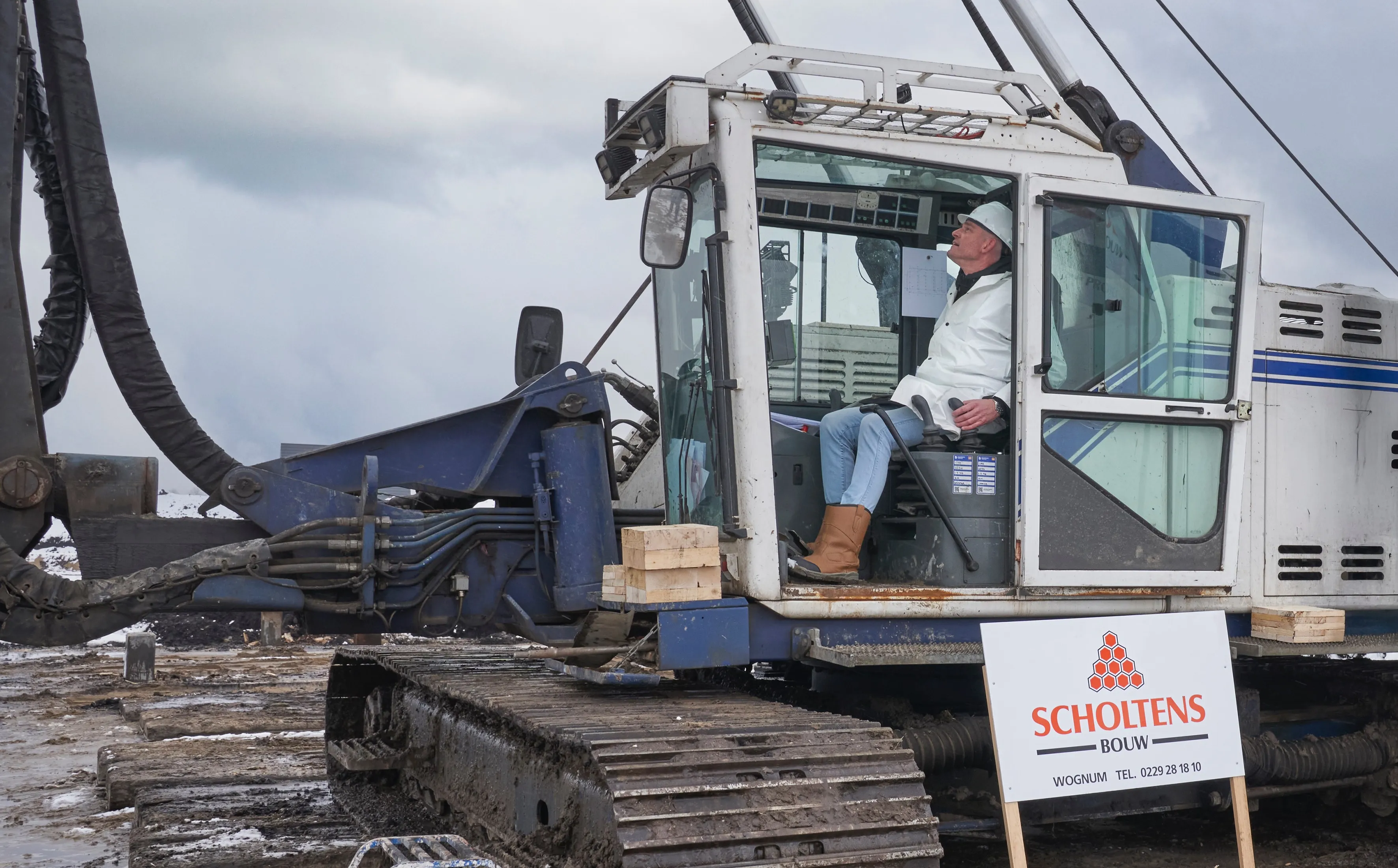 Toon van Steen slaat 1e paal