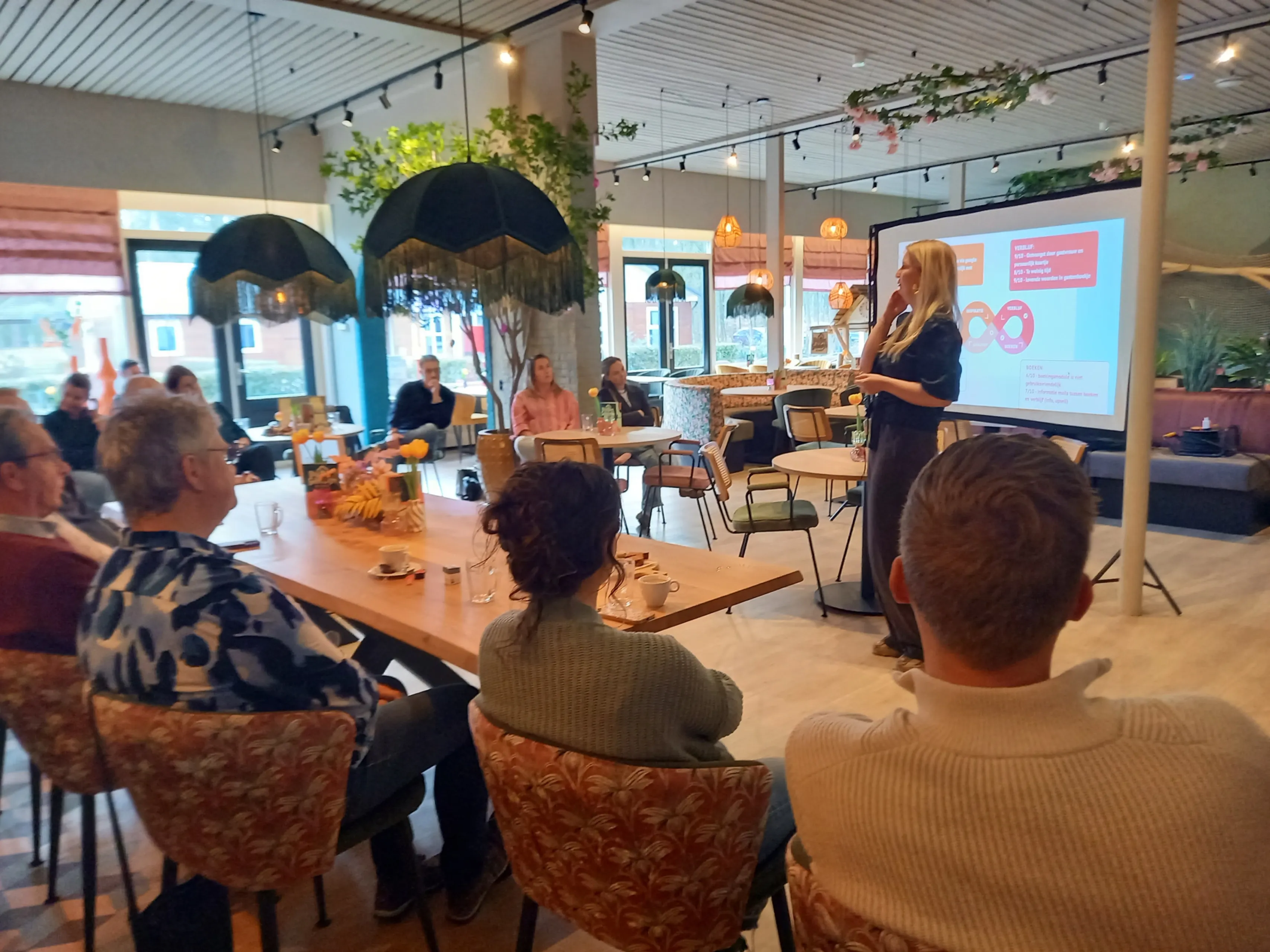 Anieke van Wijnen geeft een presentatie over de gastreis - foto Visit Noordoostpolder