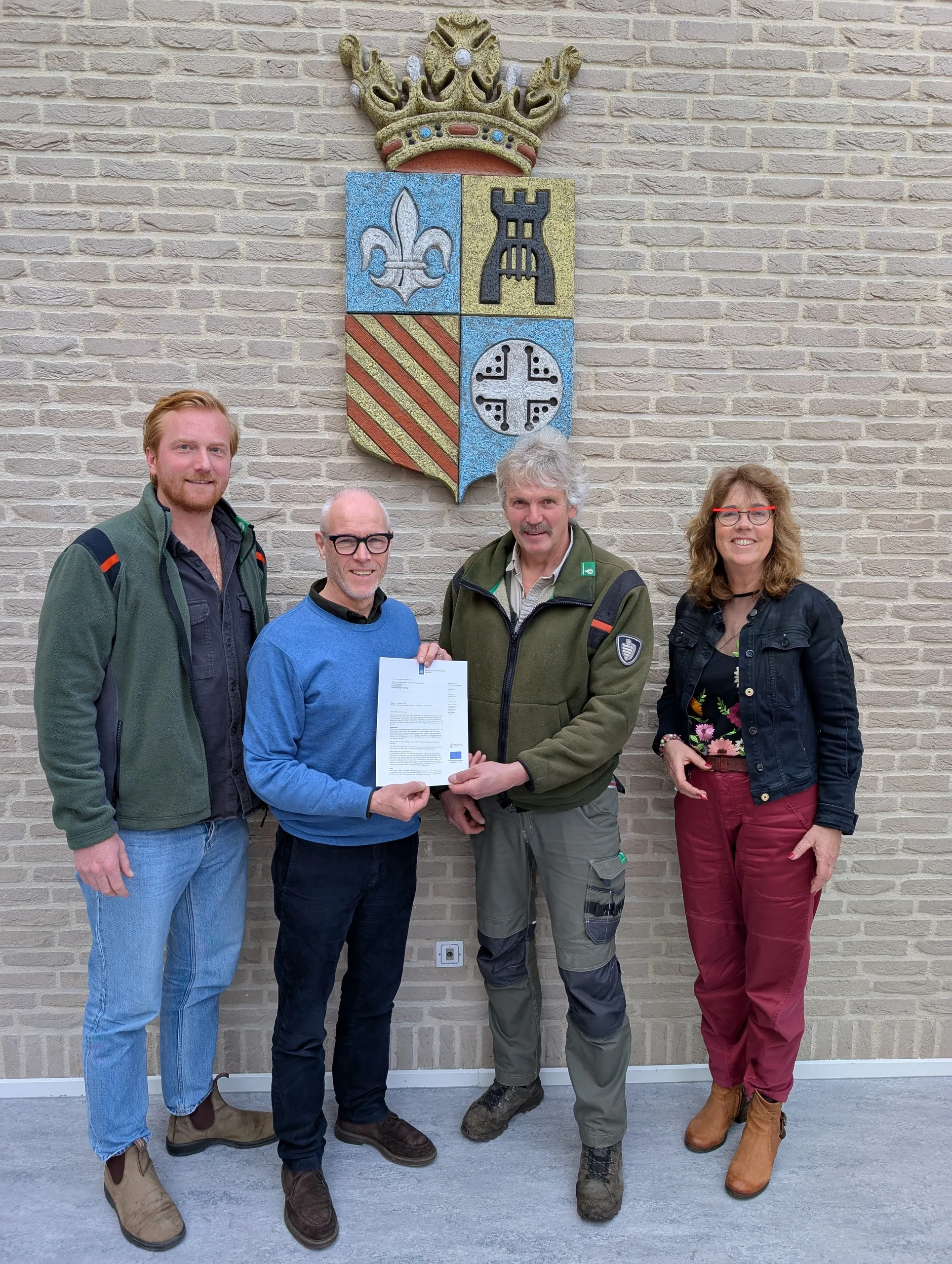 wethouder Wijnants overhandigt beschikking