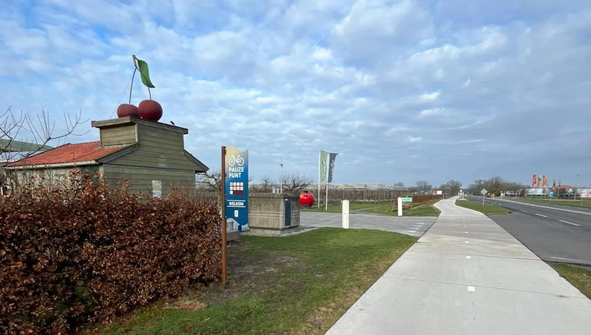 Fietspauzepuntbord aan de weg bij Verhage Fruit - foto Visit Flevoland