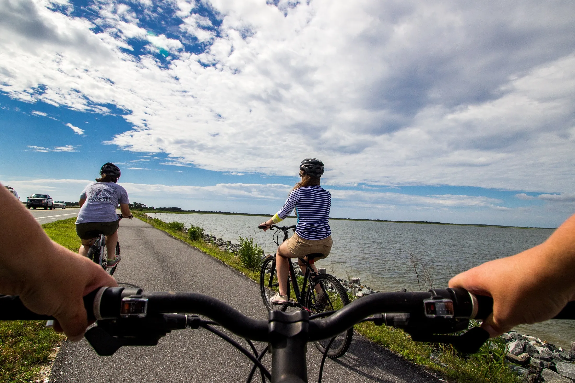 bicycle riders 2071825 1