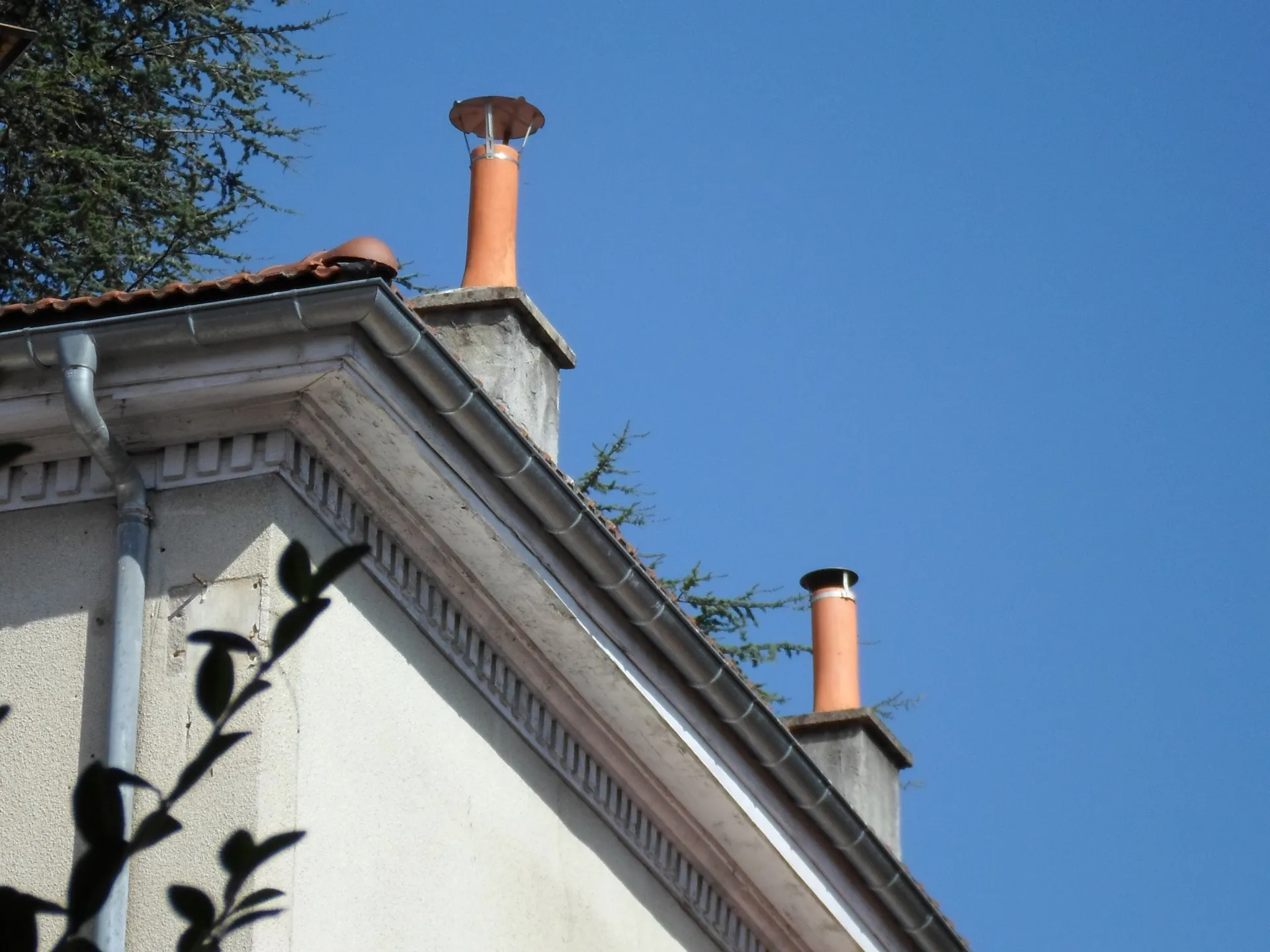 cheminee toiture ciel bleu