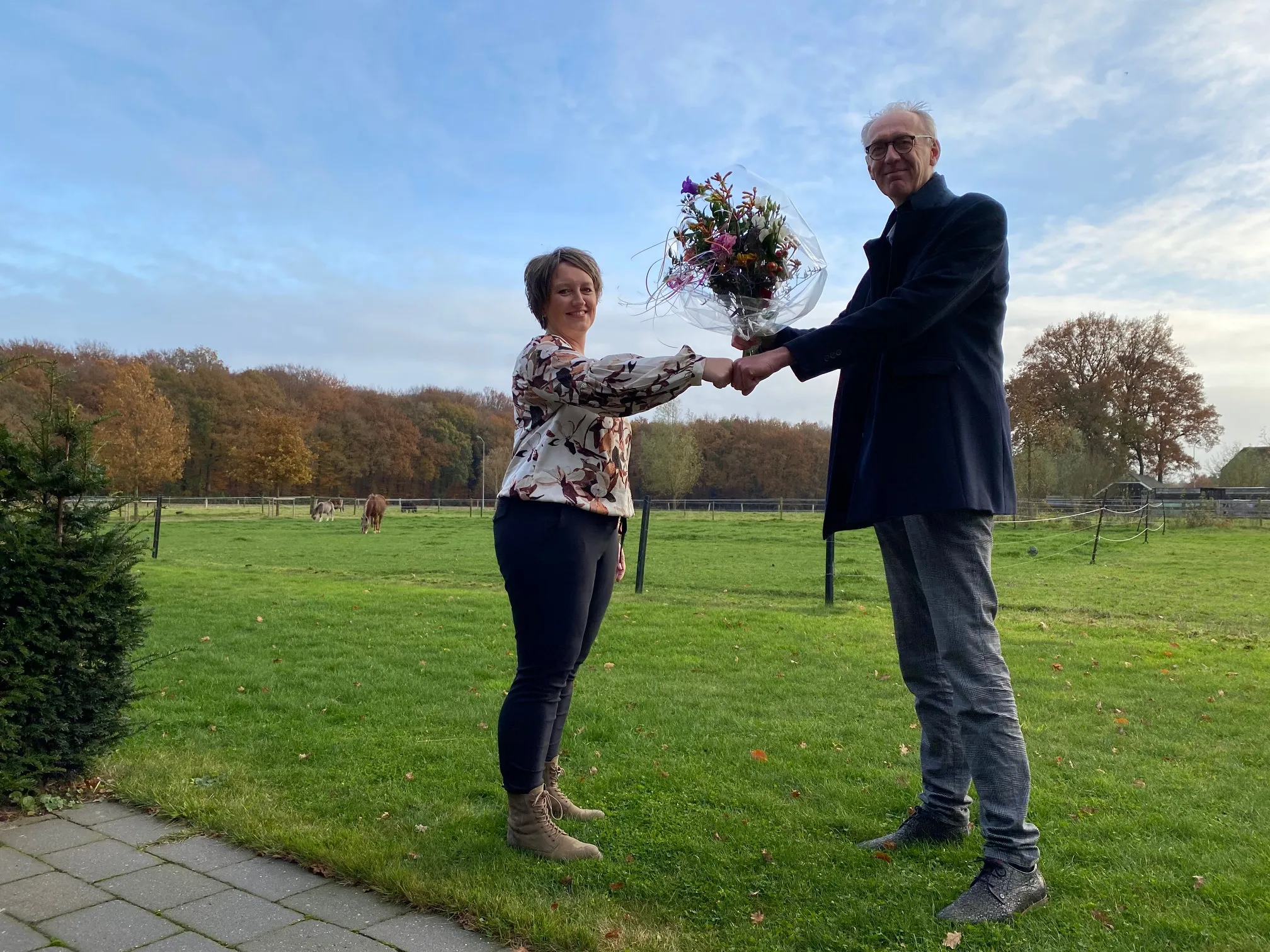 img 1163 persbericht bestuur 29 11 2021 foto dick vd hoek r feliciteert paulien van triest l