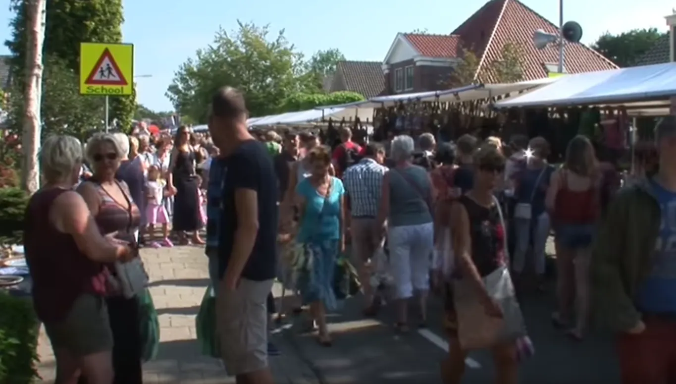 markt braderie mensen kramen straat still youtube