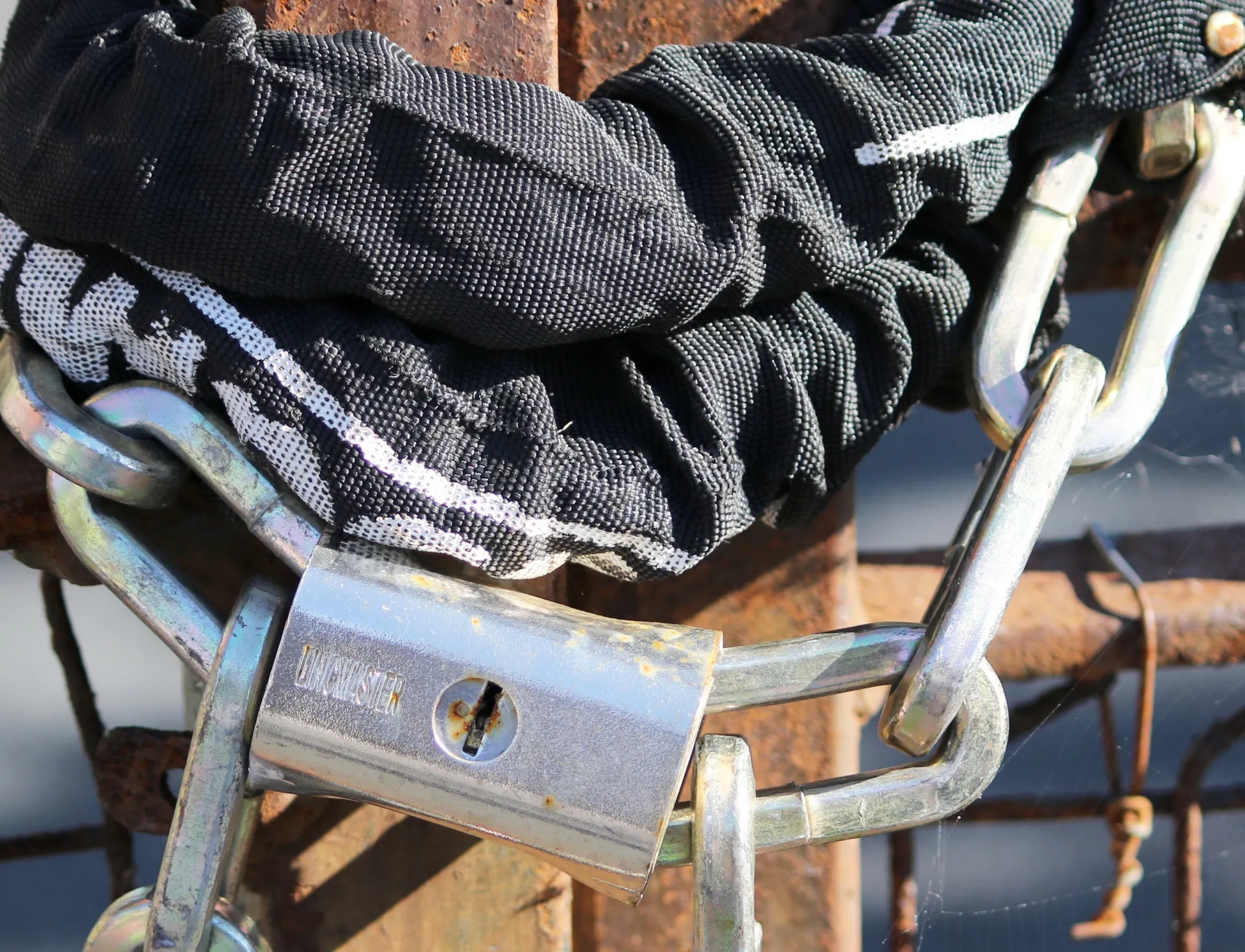 padlock and chain 1474221909d1w