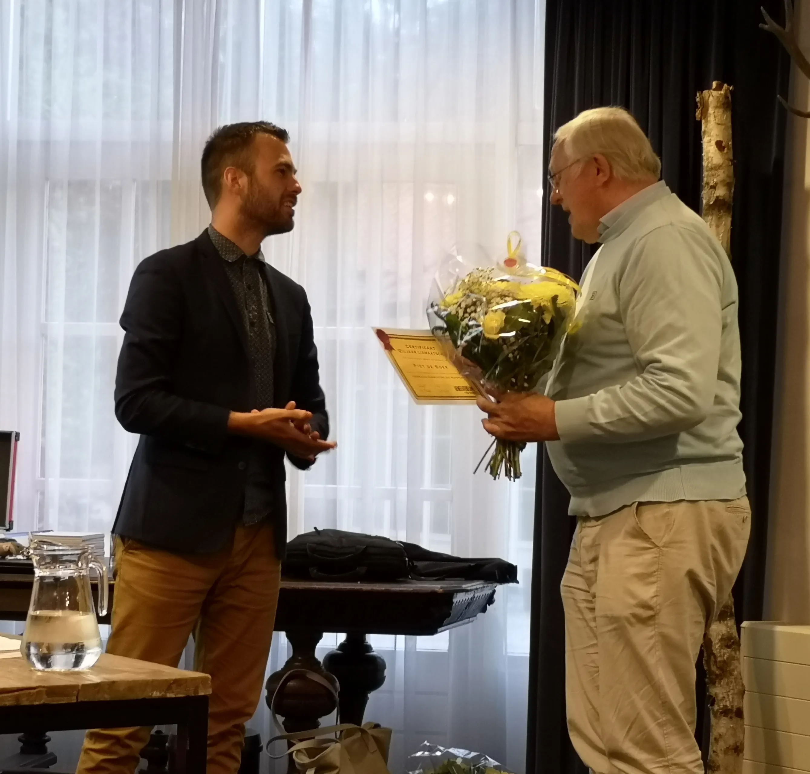 piet de boer krijgt een oorkonde en bloemen