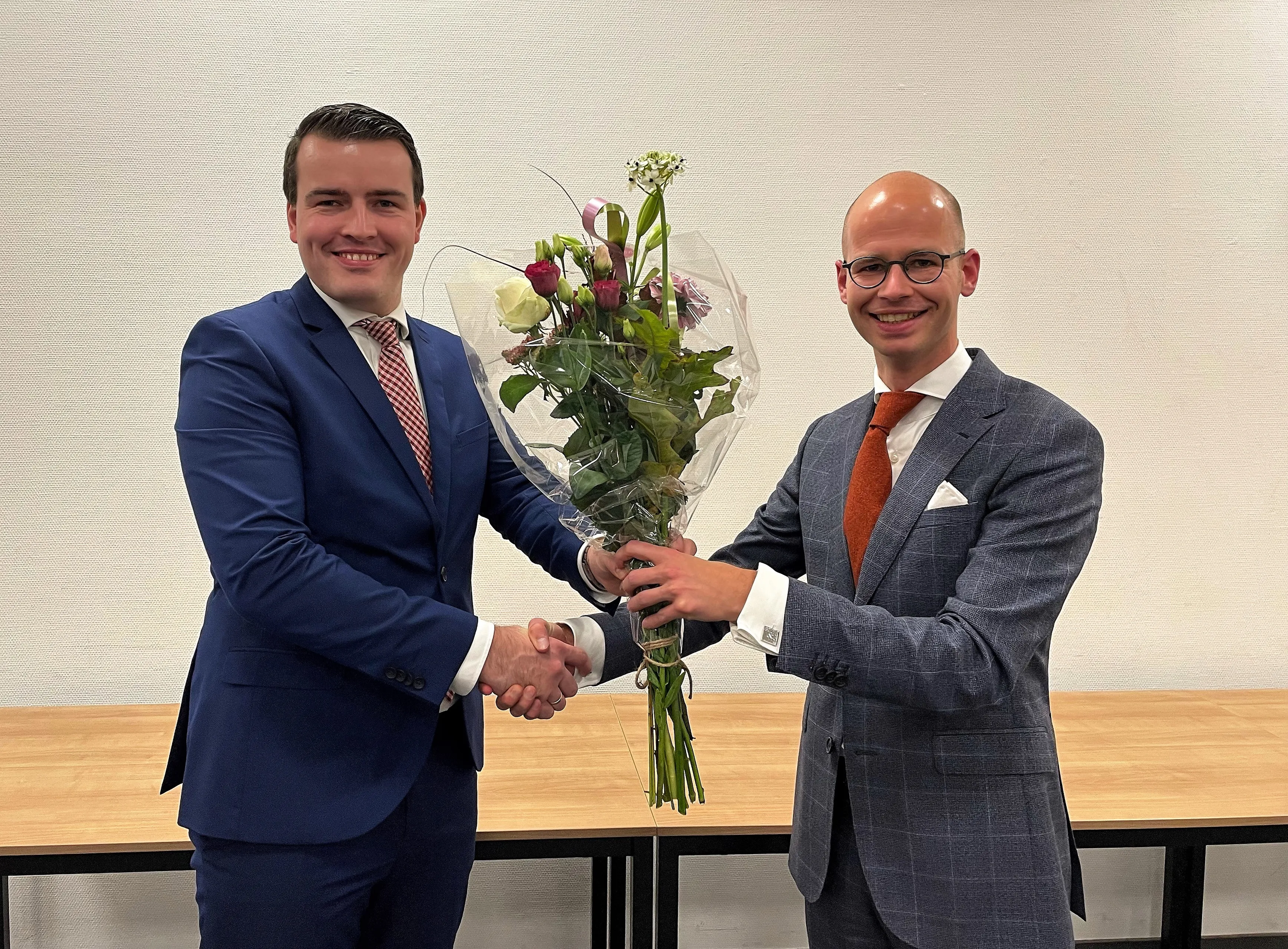 sgp lijsttrekker harm jan polinder ontvangt na zijn verkiezing de felicitaties van bert jaap van de weg voorzitter van de selectiecommissie