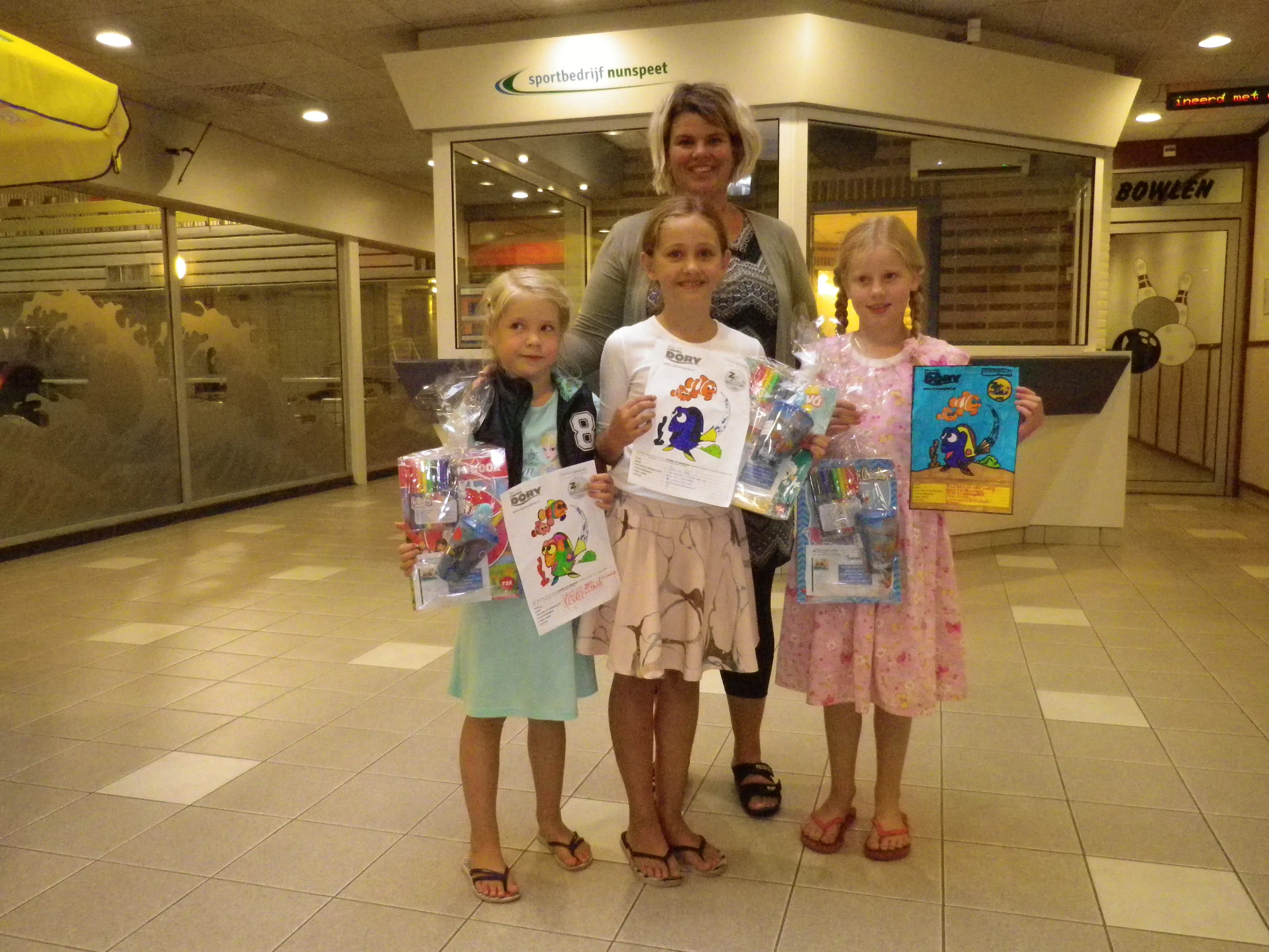 uitreiking kleurplaat zwem4daagse ponsteen