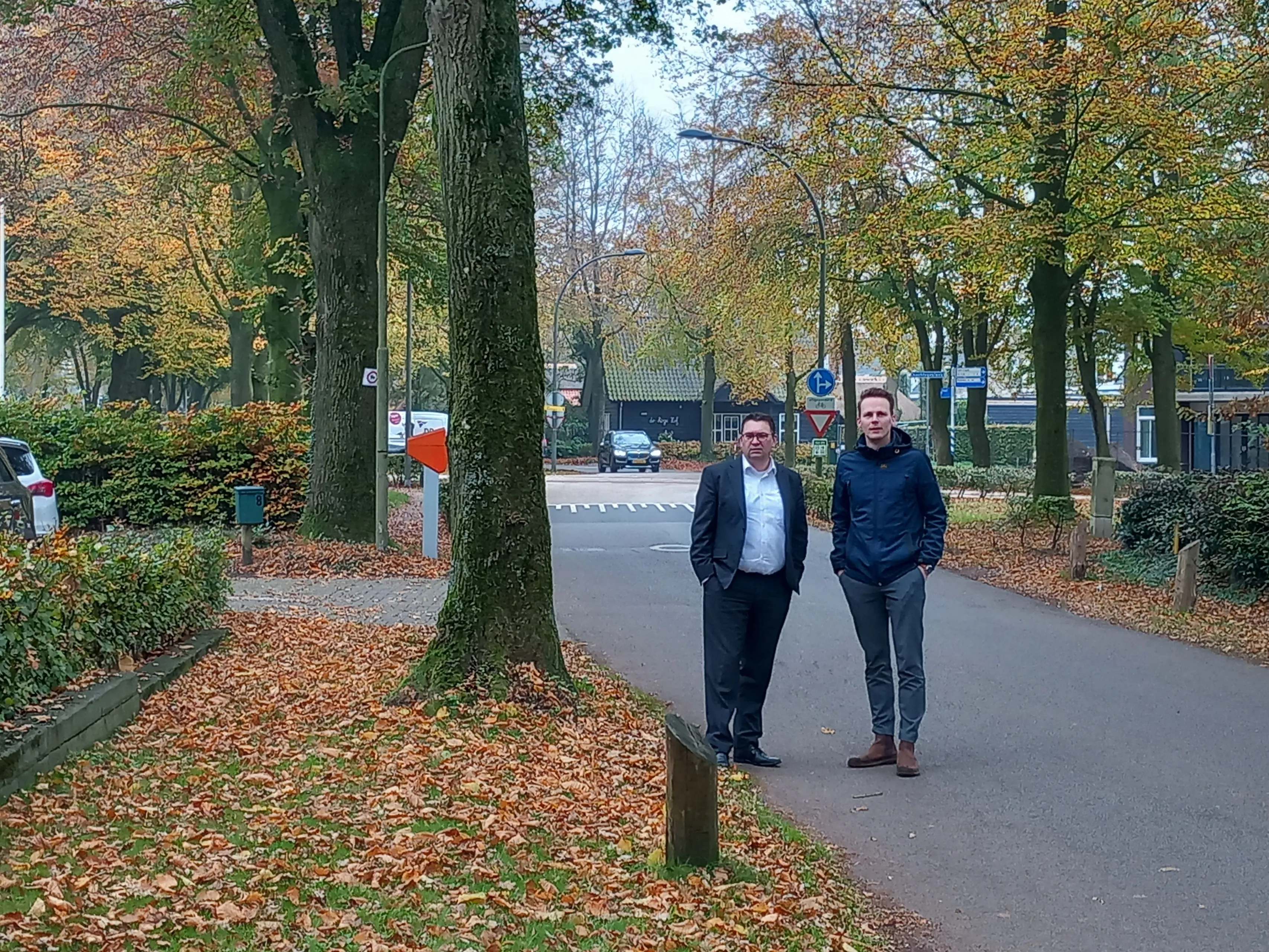 raadsleden johan van den hoorn en reinier de bruin doen een stoepenronde