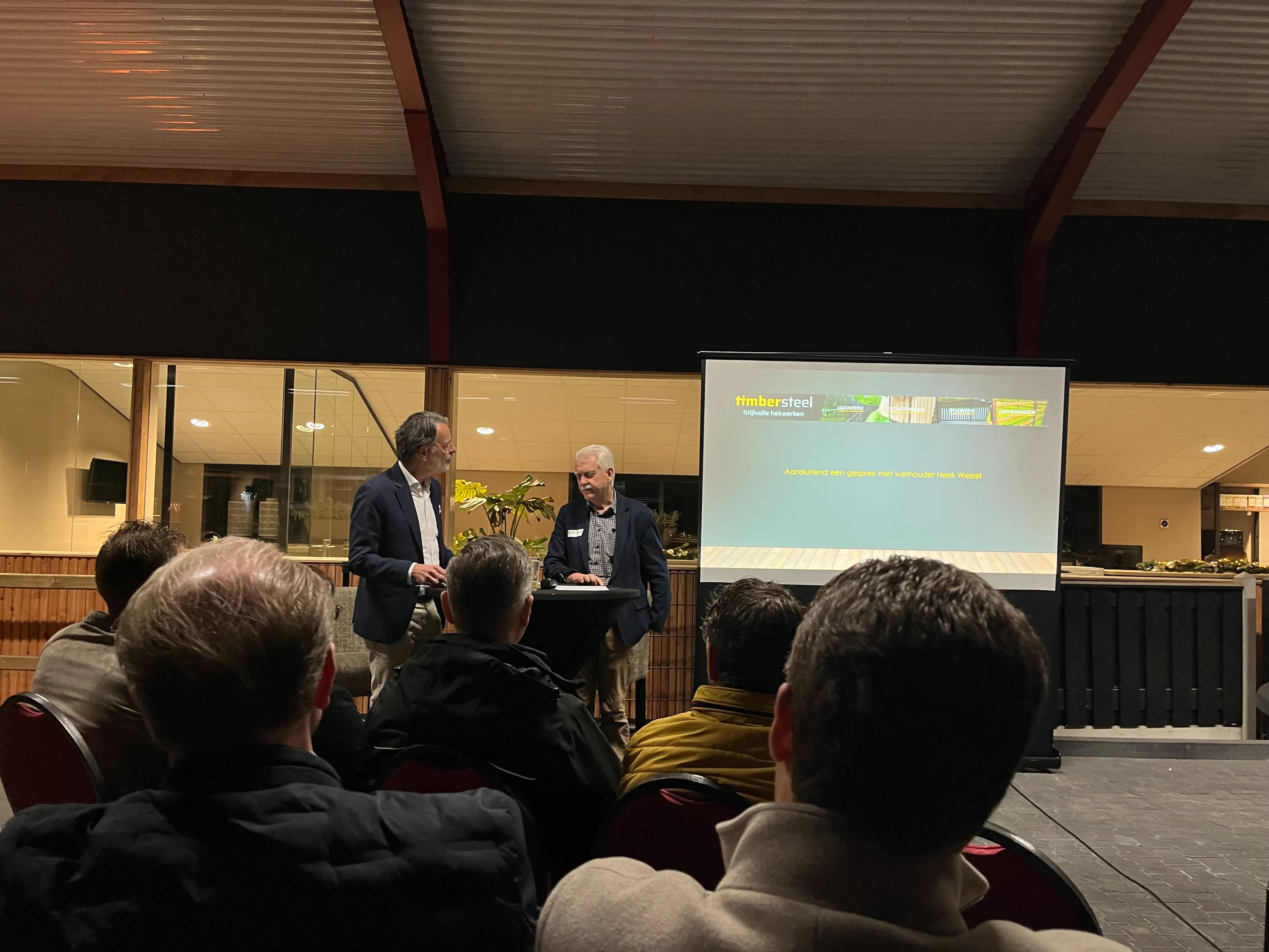 vraaggesprek met wethouder wessel tijdens bijeenkomst woord en daad