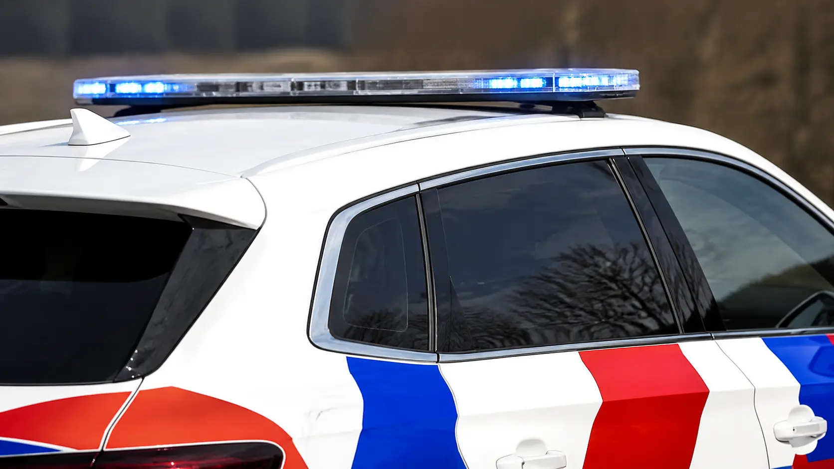 Nederlandse politie-SUV met ledlichtbalk