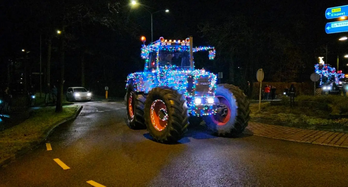 Verlichte tractor tijdens de Lichtjestour van 2024