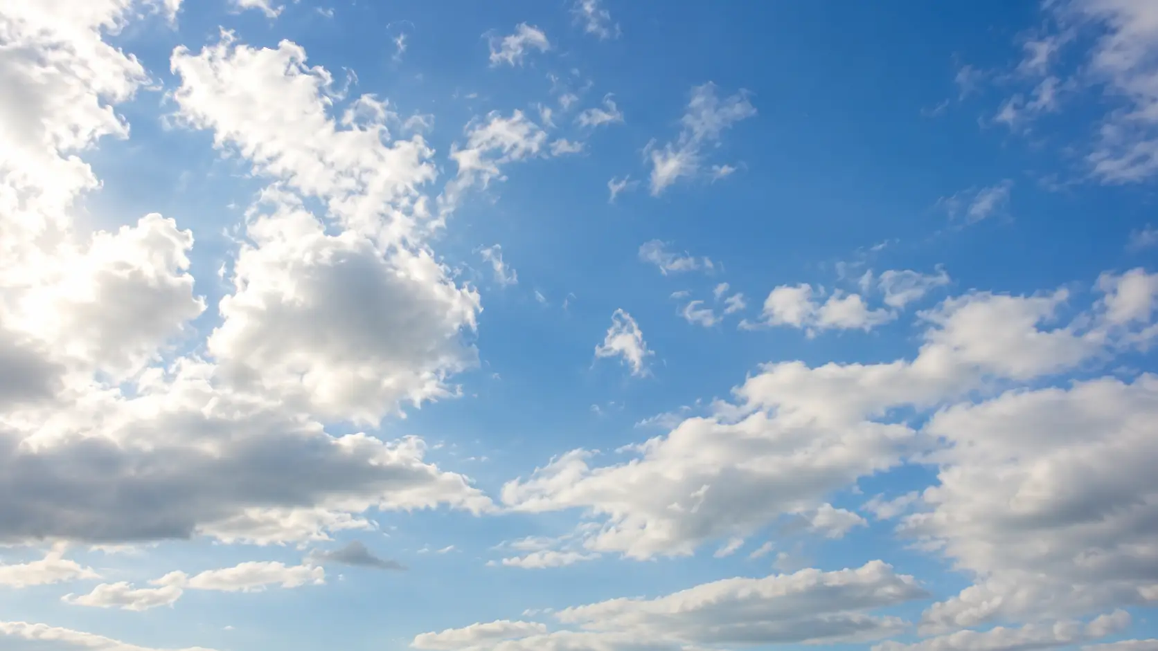 Luchtig blauw met zachte wolken