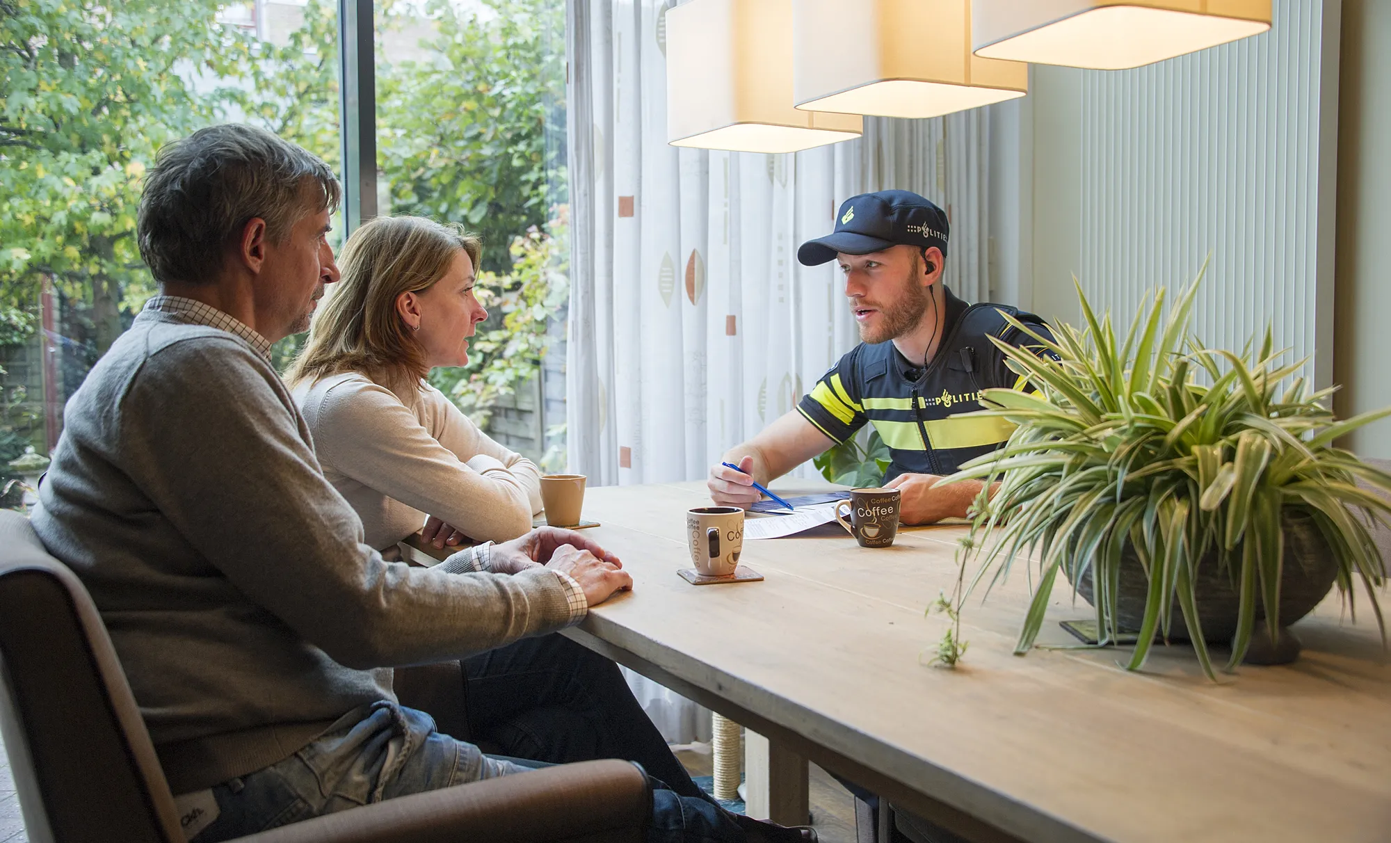 politieman aan tafel