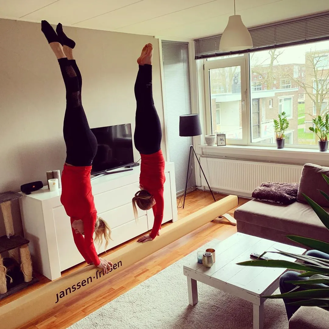 sanne wevers op balk in huiskamer