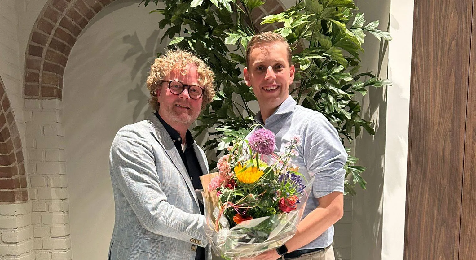 Dennis Kamst (links) feliciteert lijsttrekker Yalmar Mekelenkamp