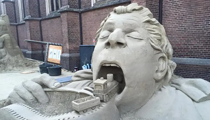 zandsculptuur eerst eten