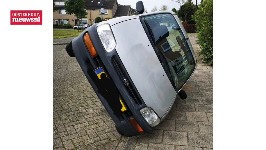auto op zijn kant