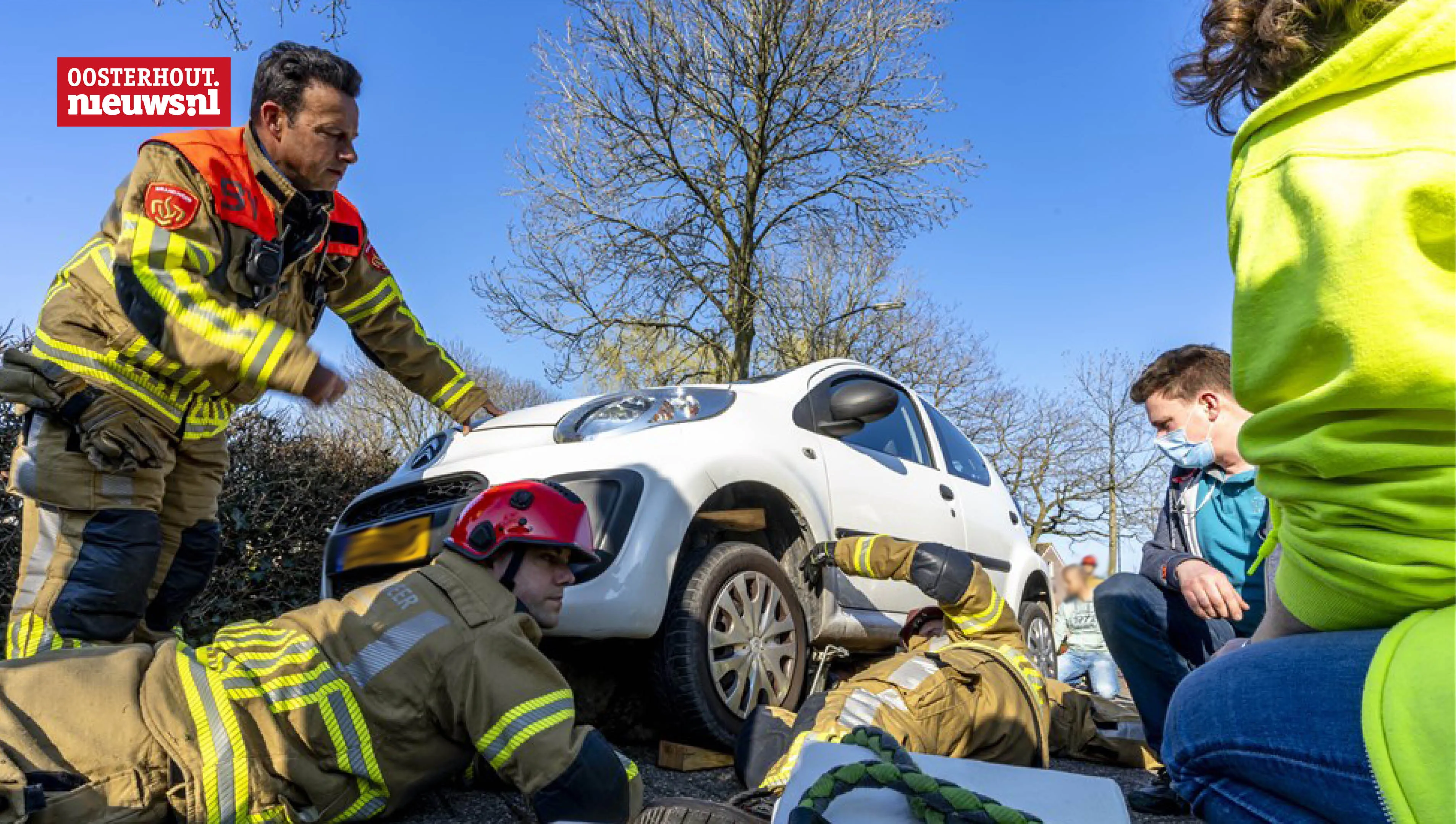 brandweer dier onder auto