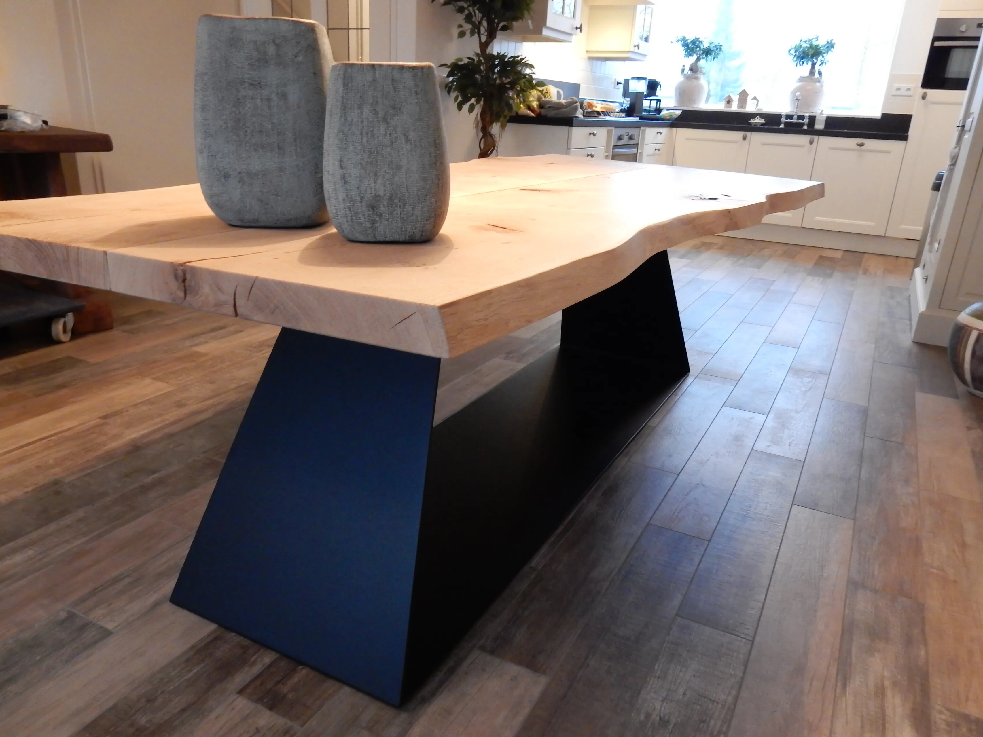 houten eettafel met stalen onderstel