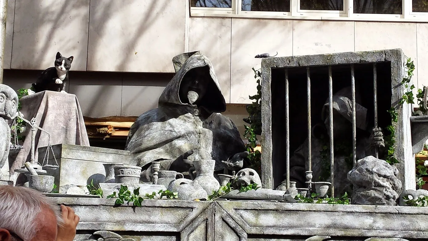 living statue