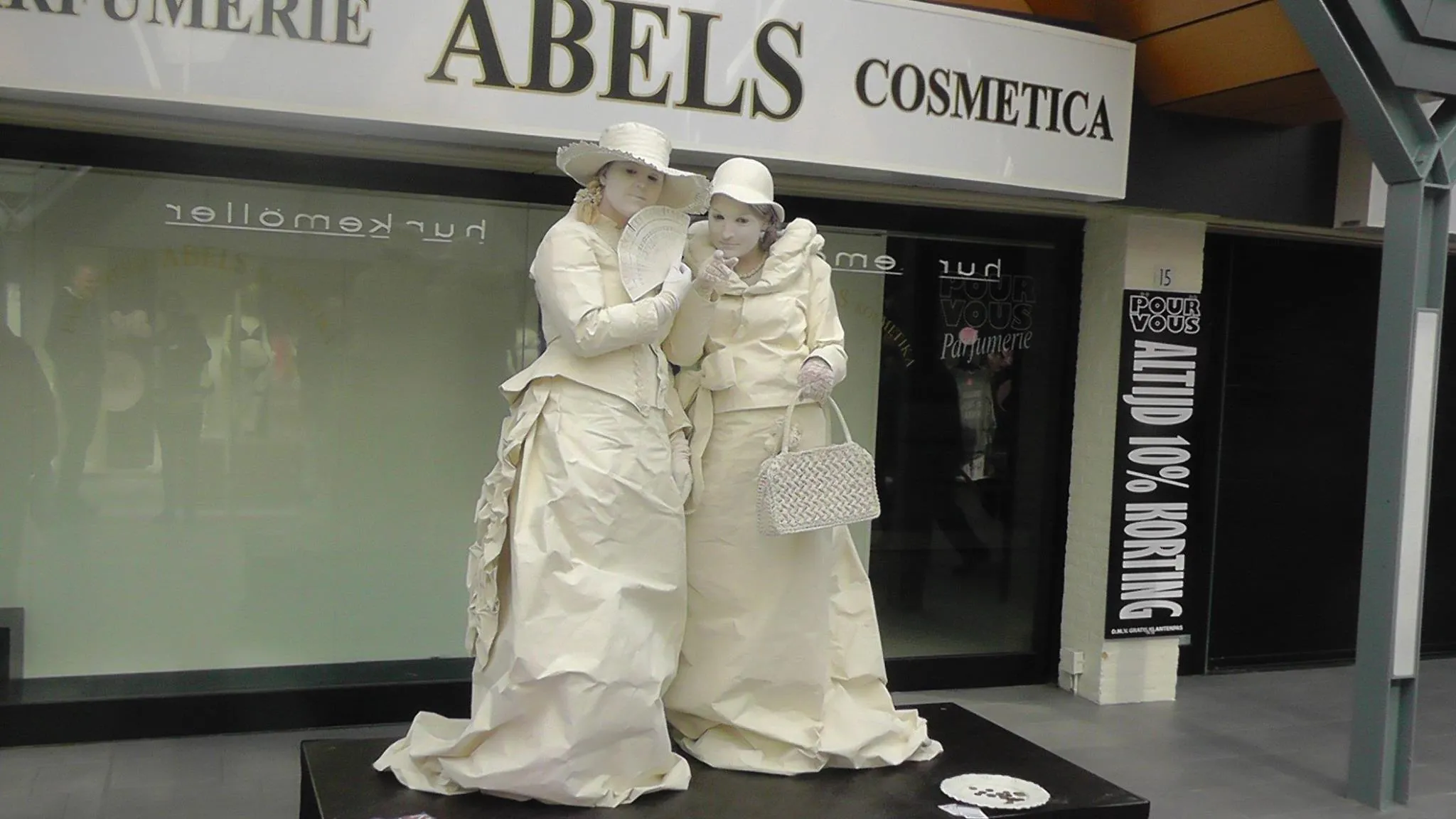 living statues standbeeld