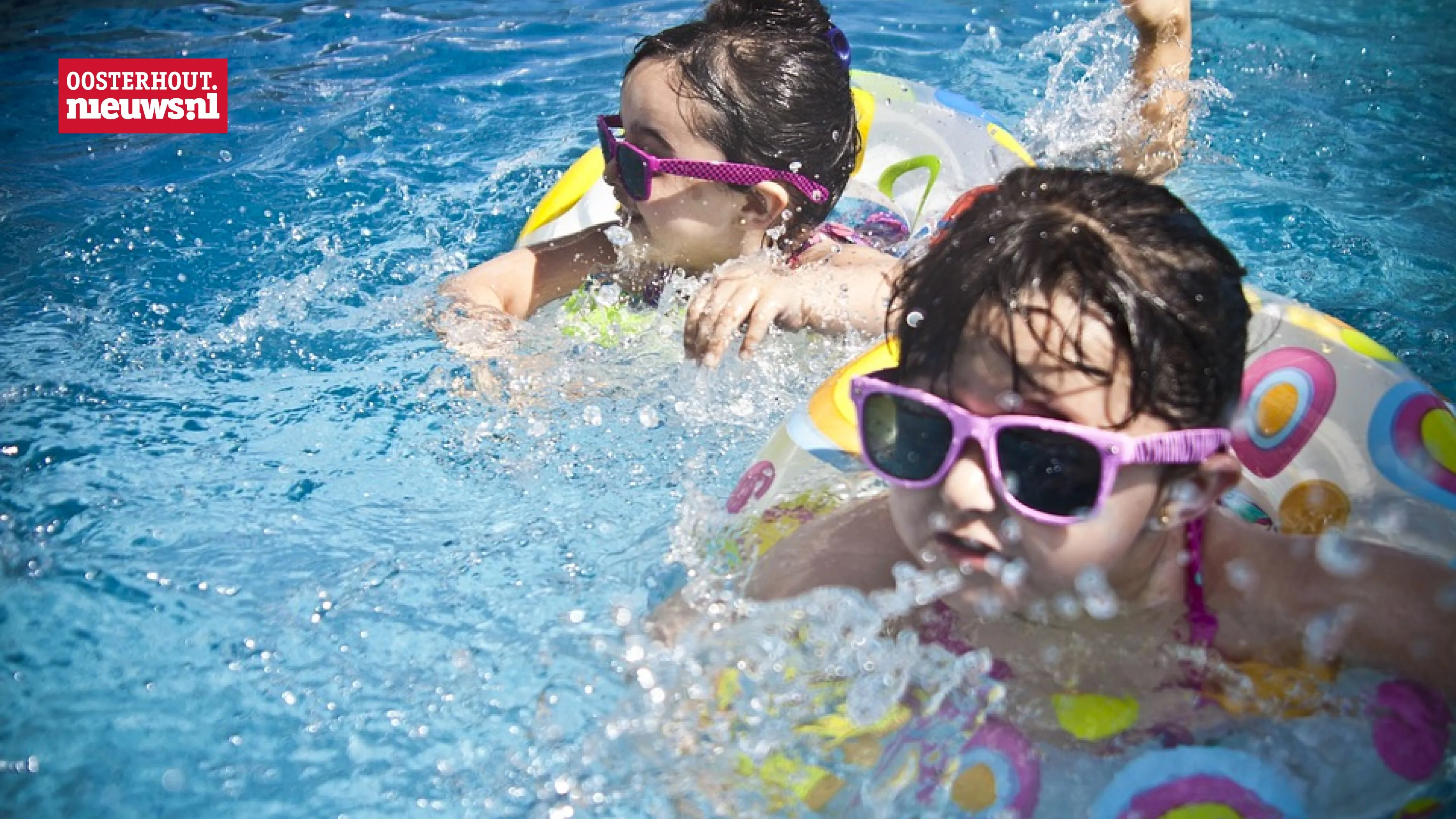 meisjes zon zwembad