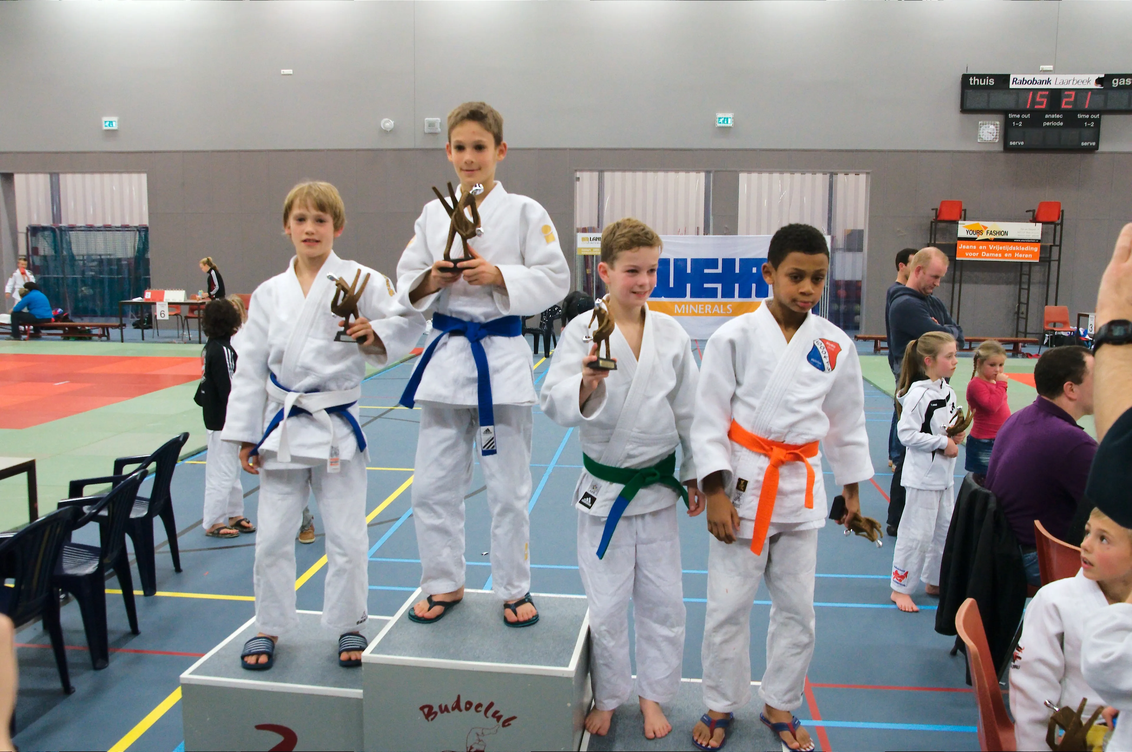 o0wvffet16bih8vt05u57bllk lennart beek en donk 13